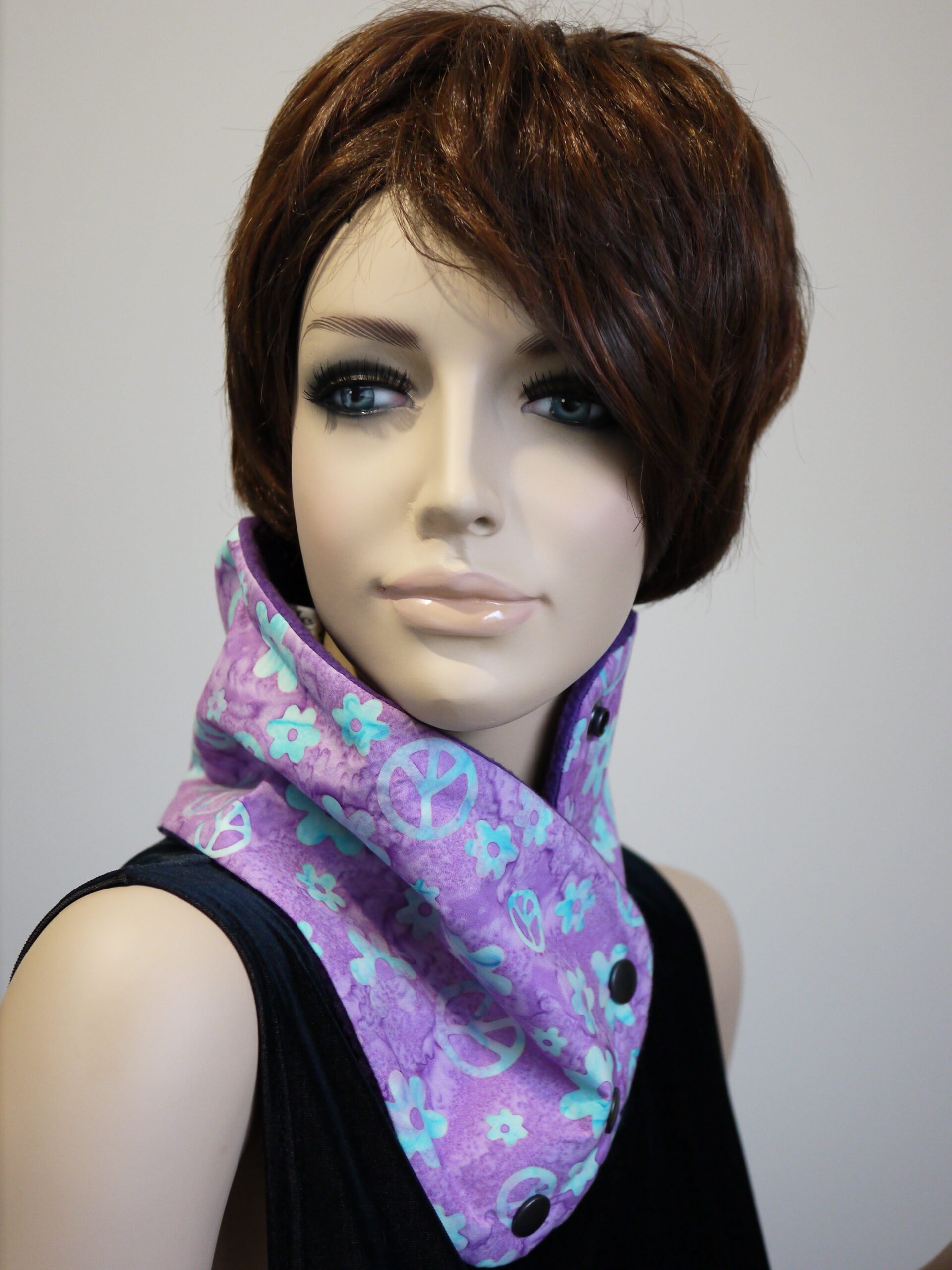Snood boutonné violet en coton et polaire