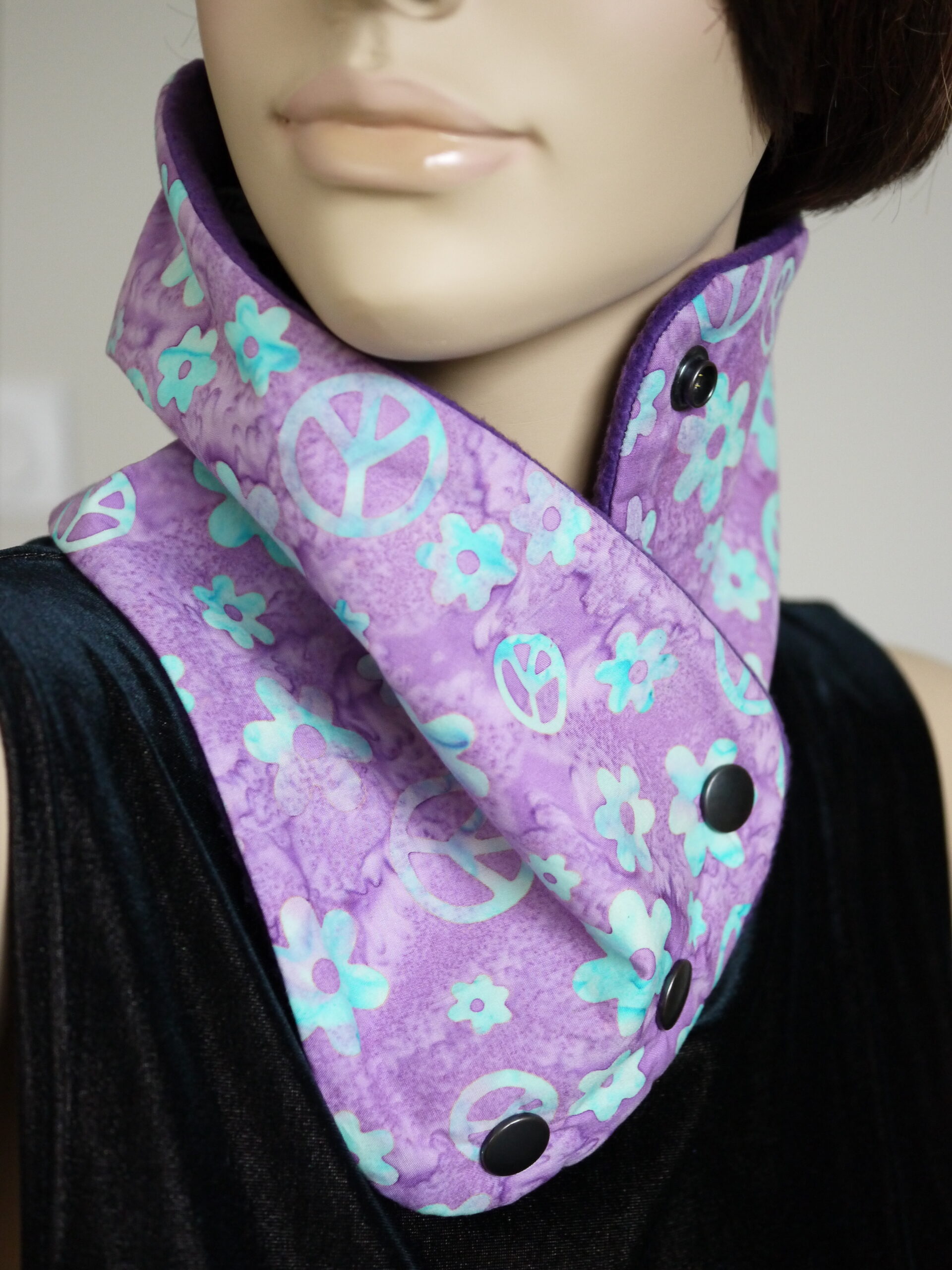 Snood boutonné violet en coton et polaire – Image 2