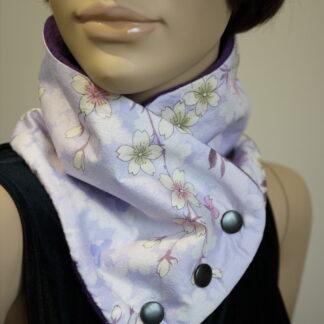 Snood boutonné violet en tissu japonais fleuri