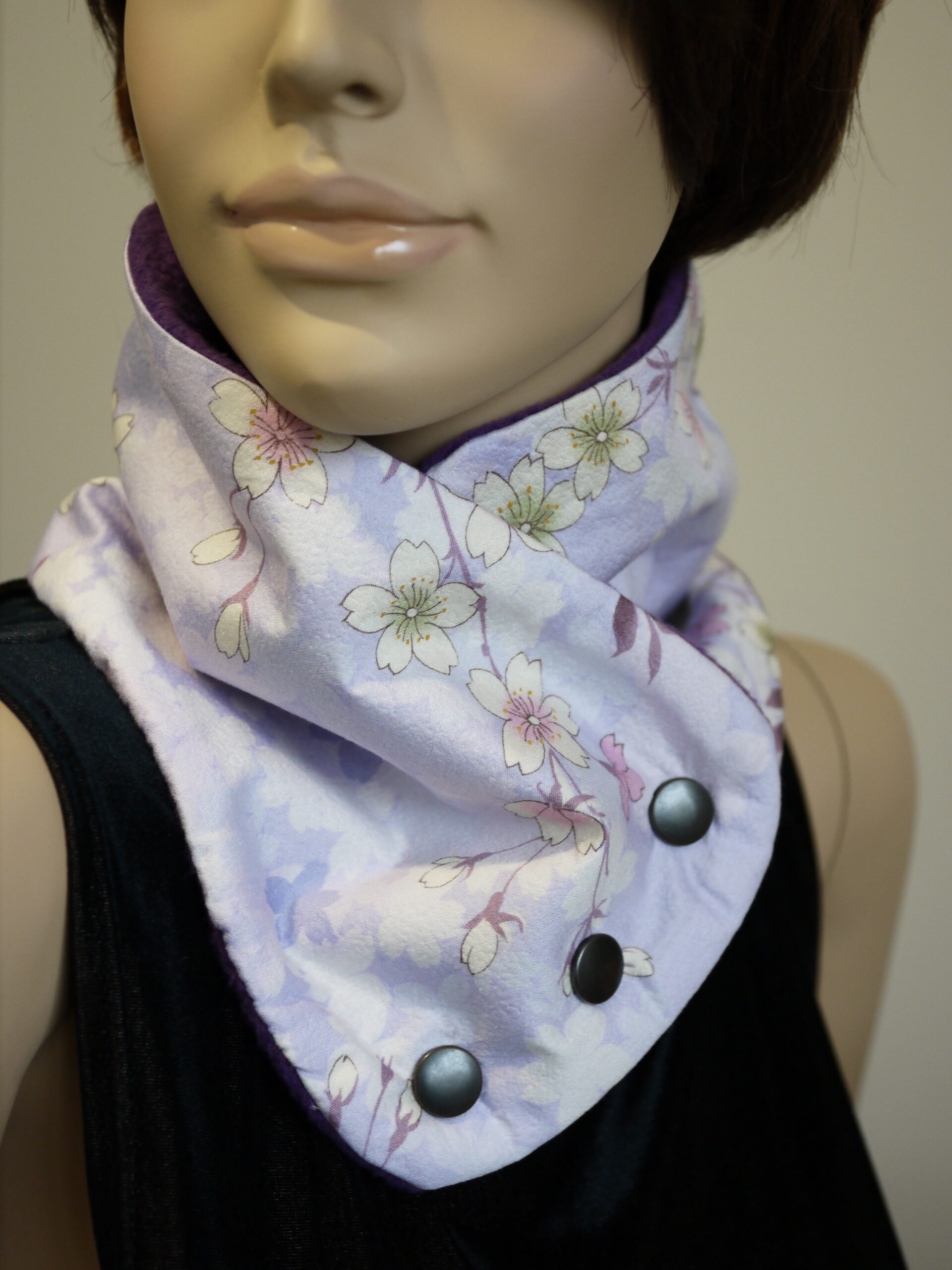 Snood boutonné violet en tissu japonais fleuri