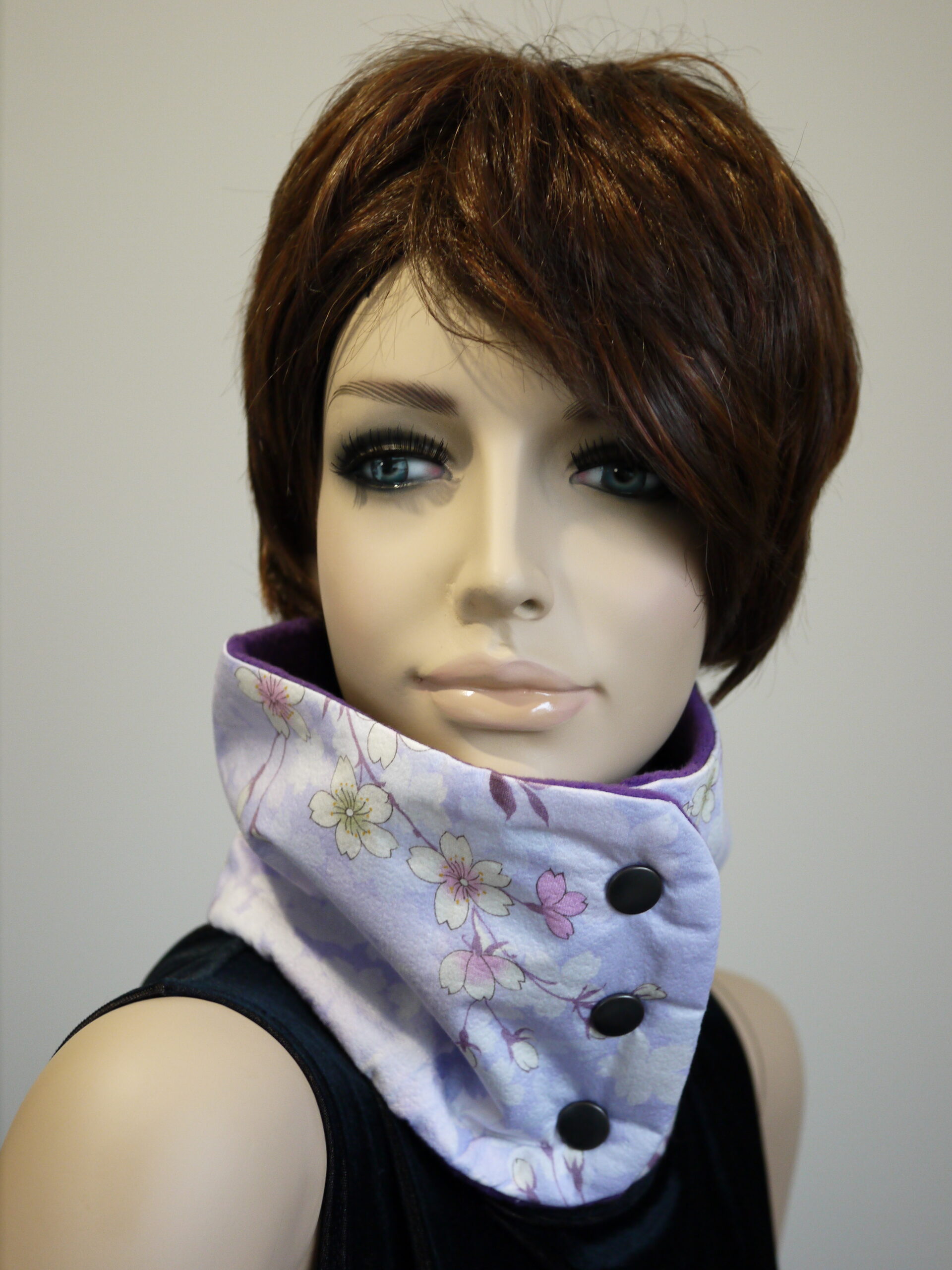 Snood boutonné violet en tissu japonais fleuri – Image 3