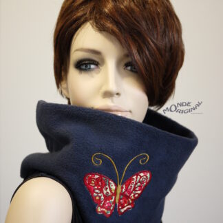 Snood en polaire bleu papillon brodé sur tissu liberty