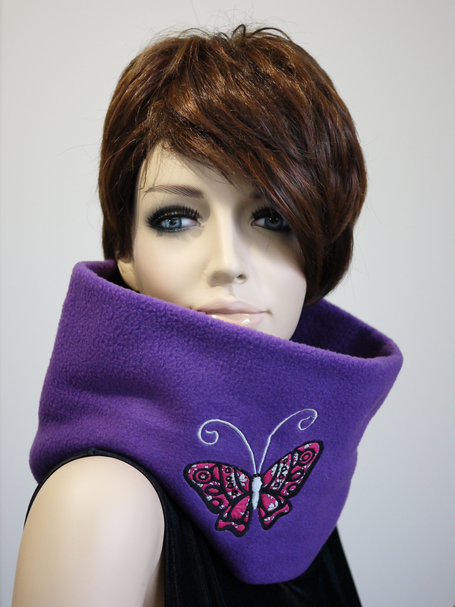 Snood en polaire violet papillon brodé sur tissu liberty