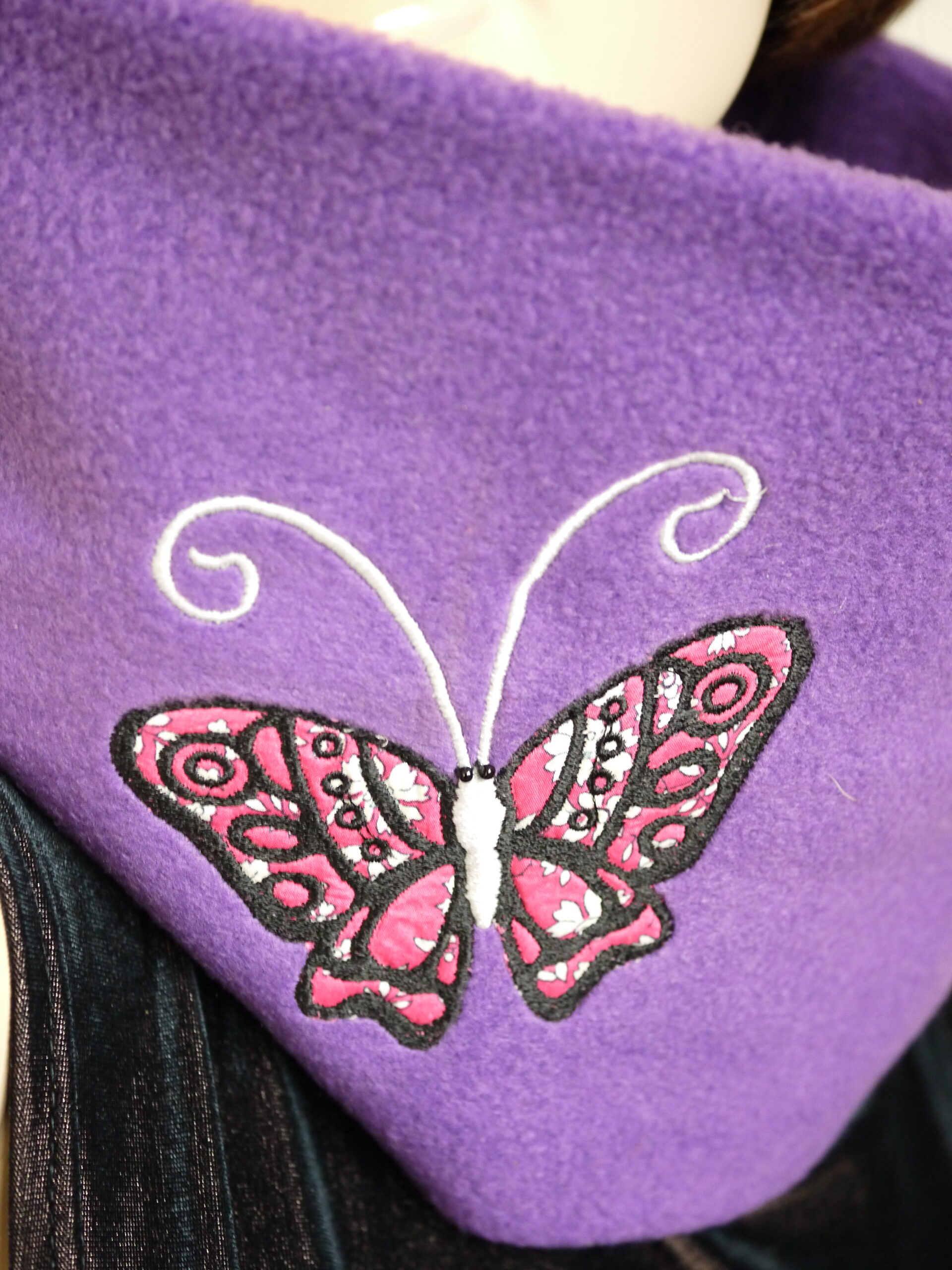 Snood en polaire violet papillon brodé sur tissu liberty – Image 2