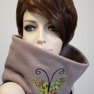 Snood en polaire toupe beige papillon brodé sur tissu liberty