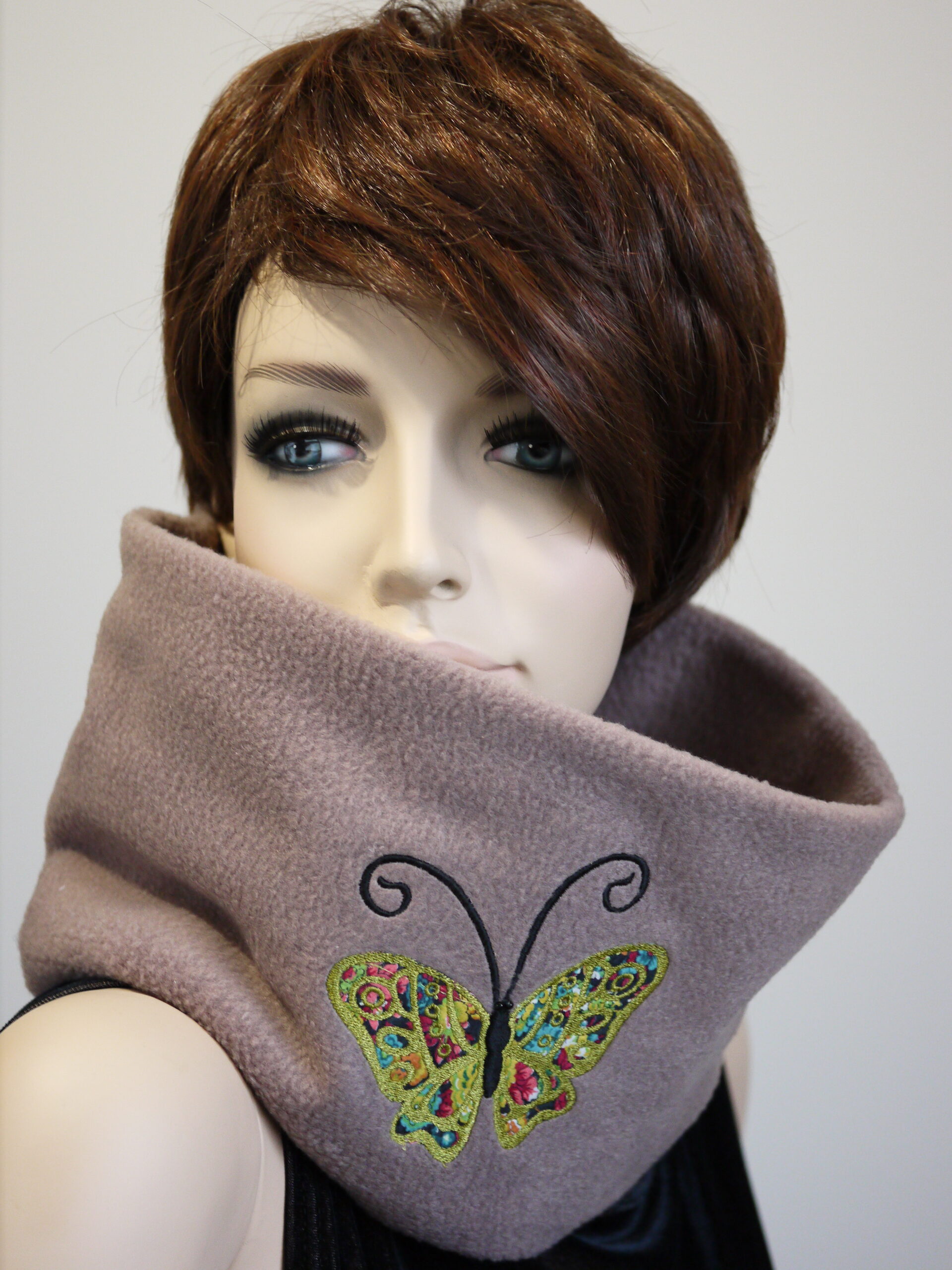 Snood en polaire toupe beige papillon brodé sur tissu liberty