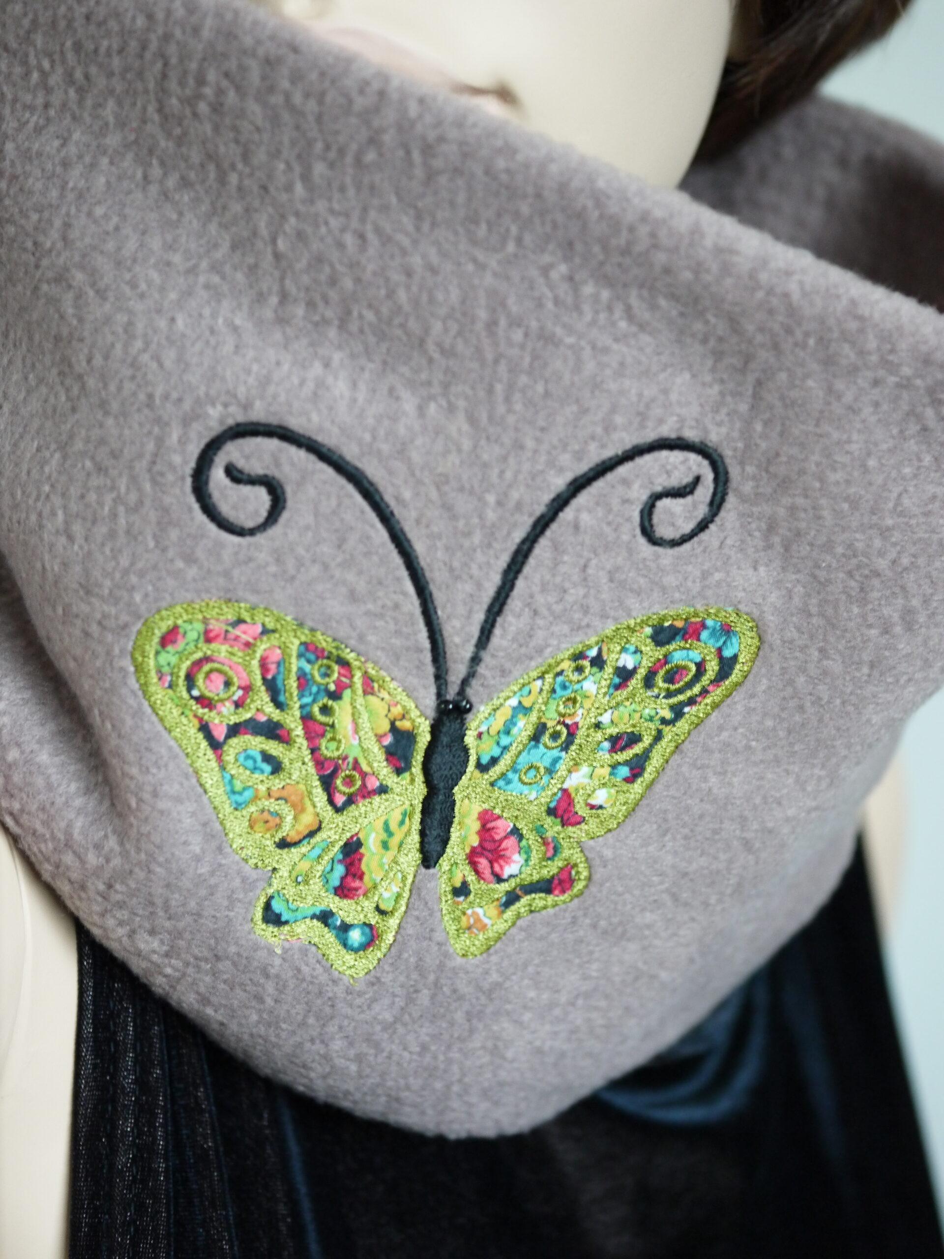 Snood en polaire toupe beige papillon brodé sur tissu liberty – Image 2