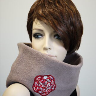 Snood en polaire toupe beige papillon brodé sur tissu liberty