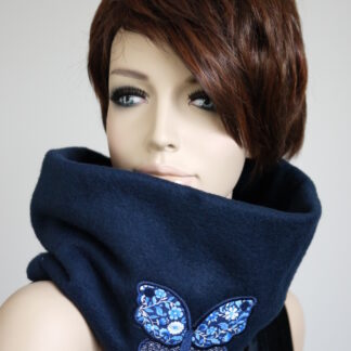 Snood en polaire bleu papillon brodé