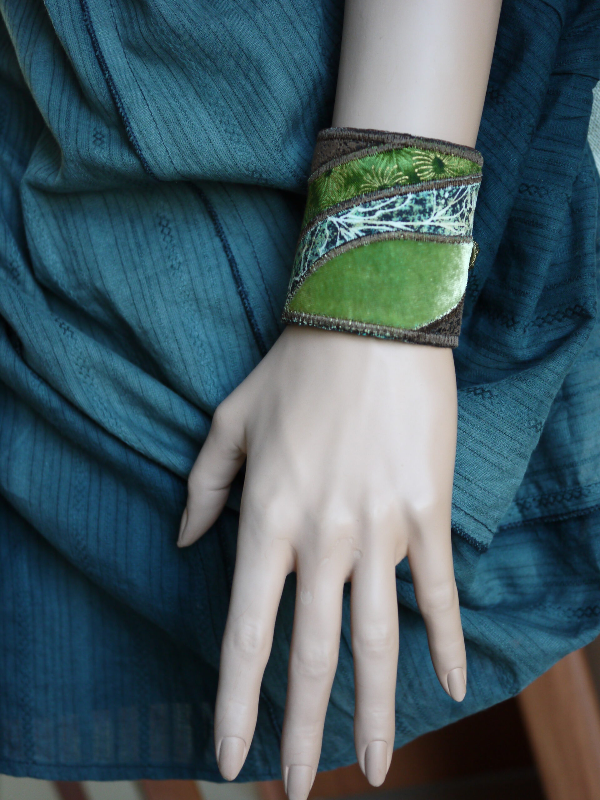 Bracelet manchette brodé en soie et tissu japonais vert marron, Bracelet textile – Image 2