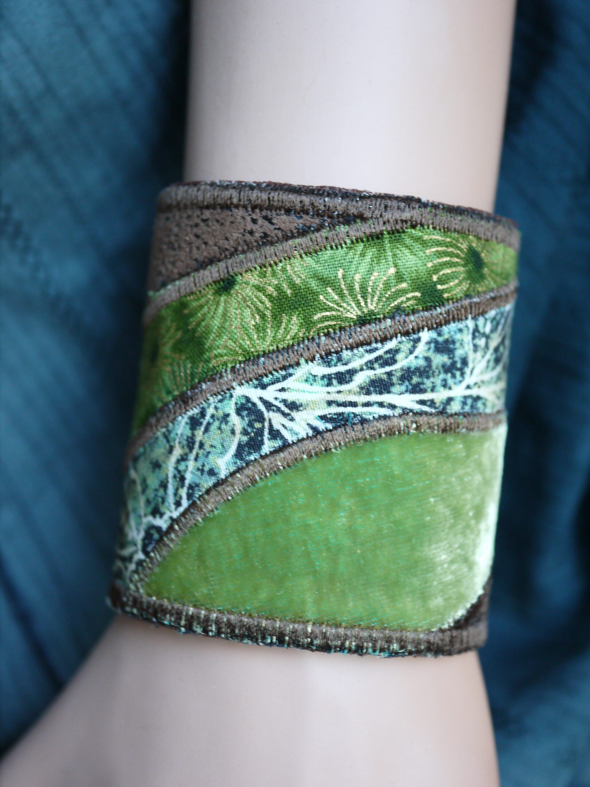 Bracelet manchette brodé en soie et tissu japonais vert marron, Bracelet textile