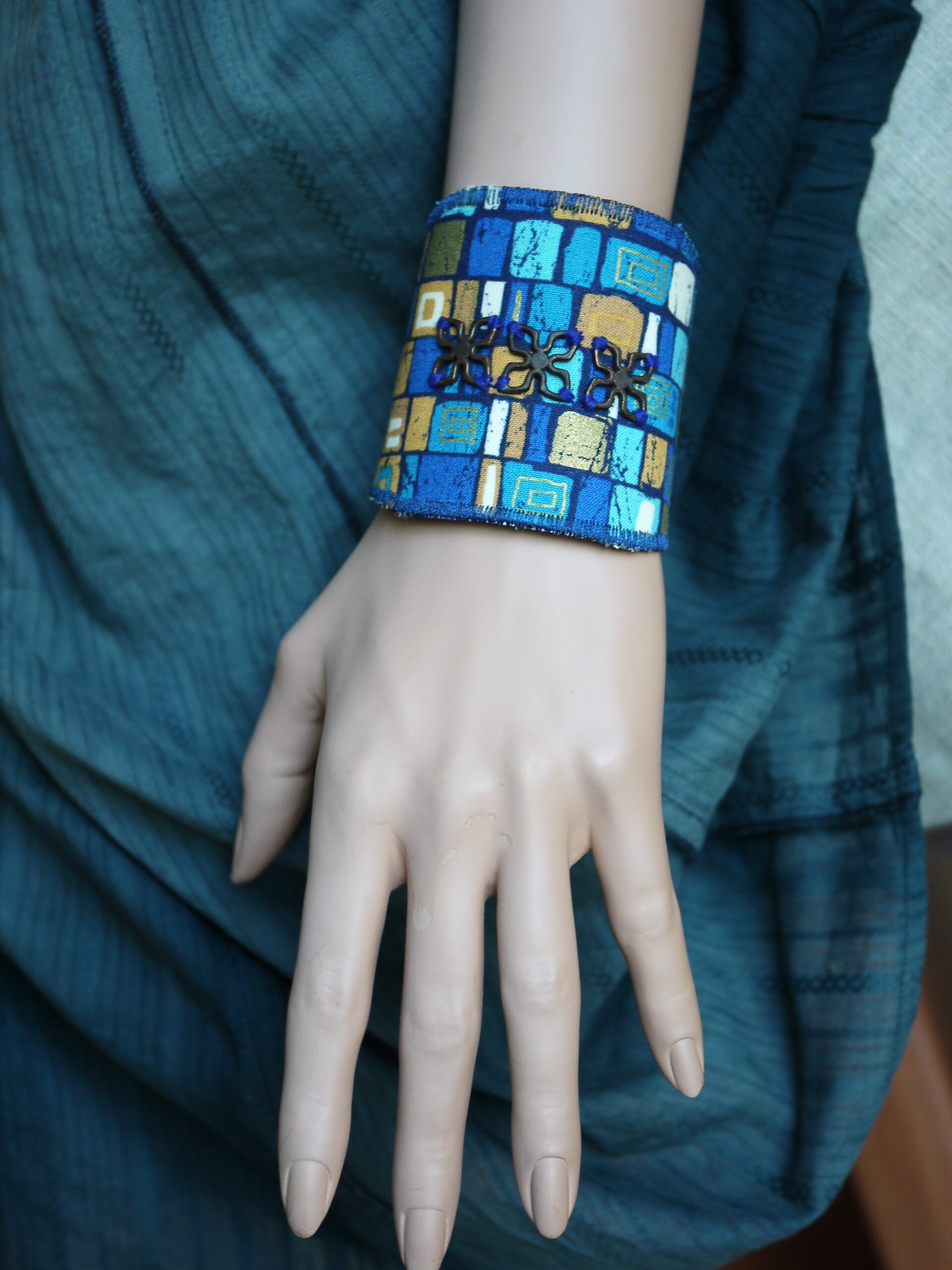Bracelet manchette en tissu japonais bleu – Image 2