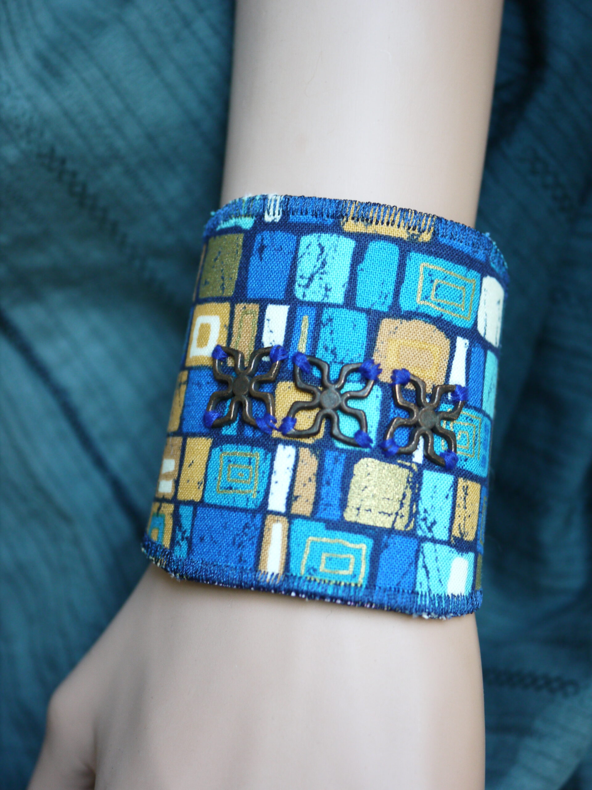 Bracelet manchette en tissu japonais bleu