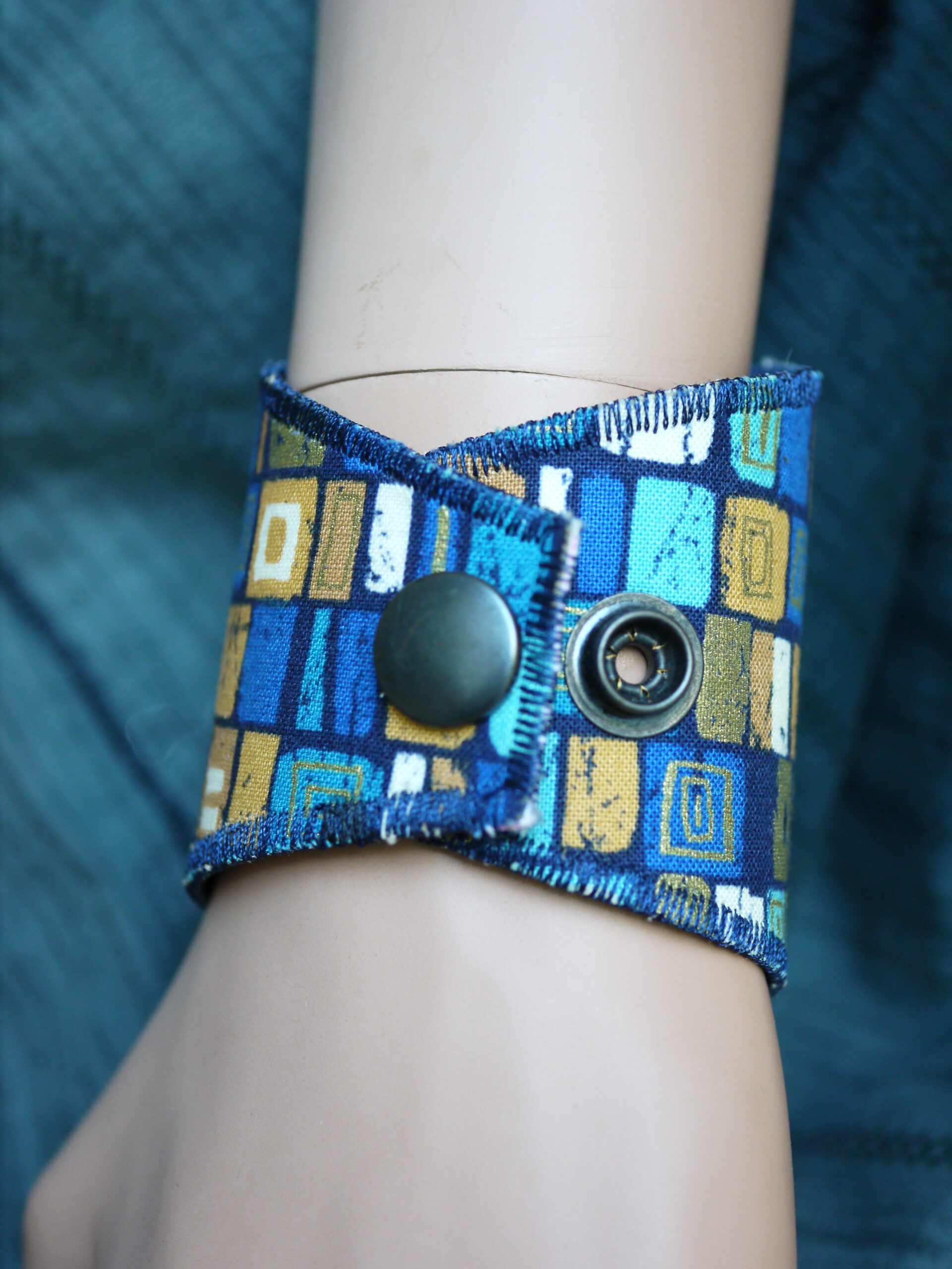 Bracelet manchette en tissu japonais bleu – Image 3