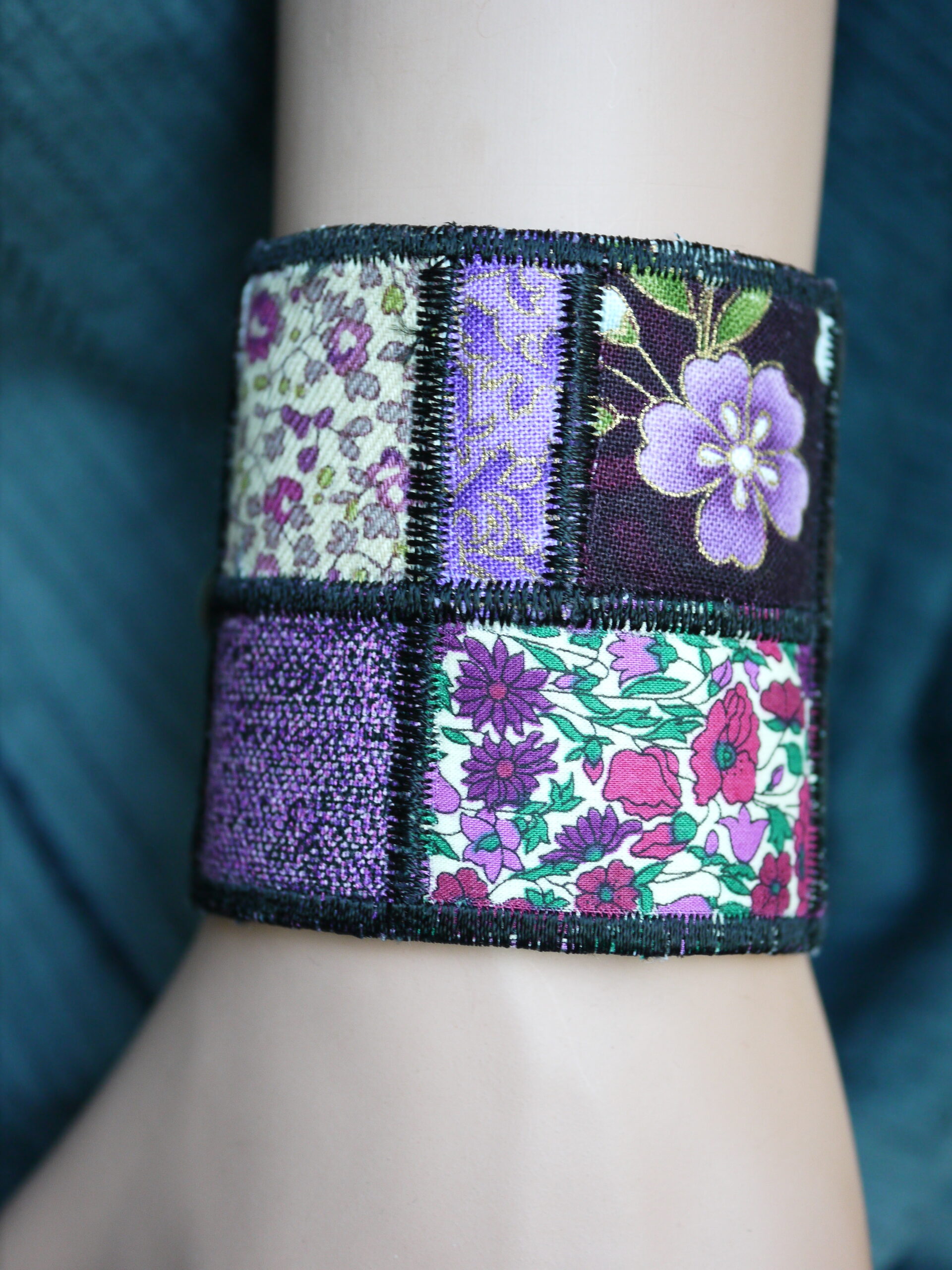Bracelet manchette en tissu liberty et japonais brodé tons violet