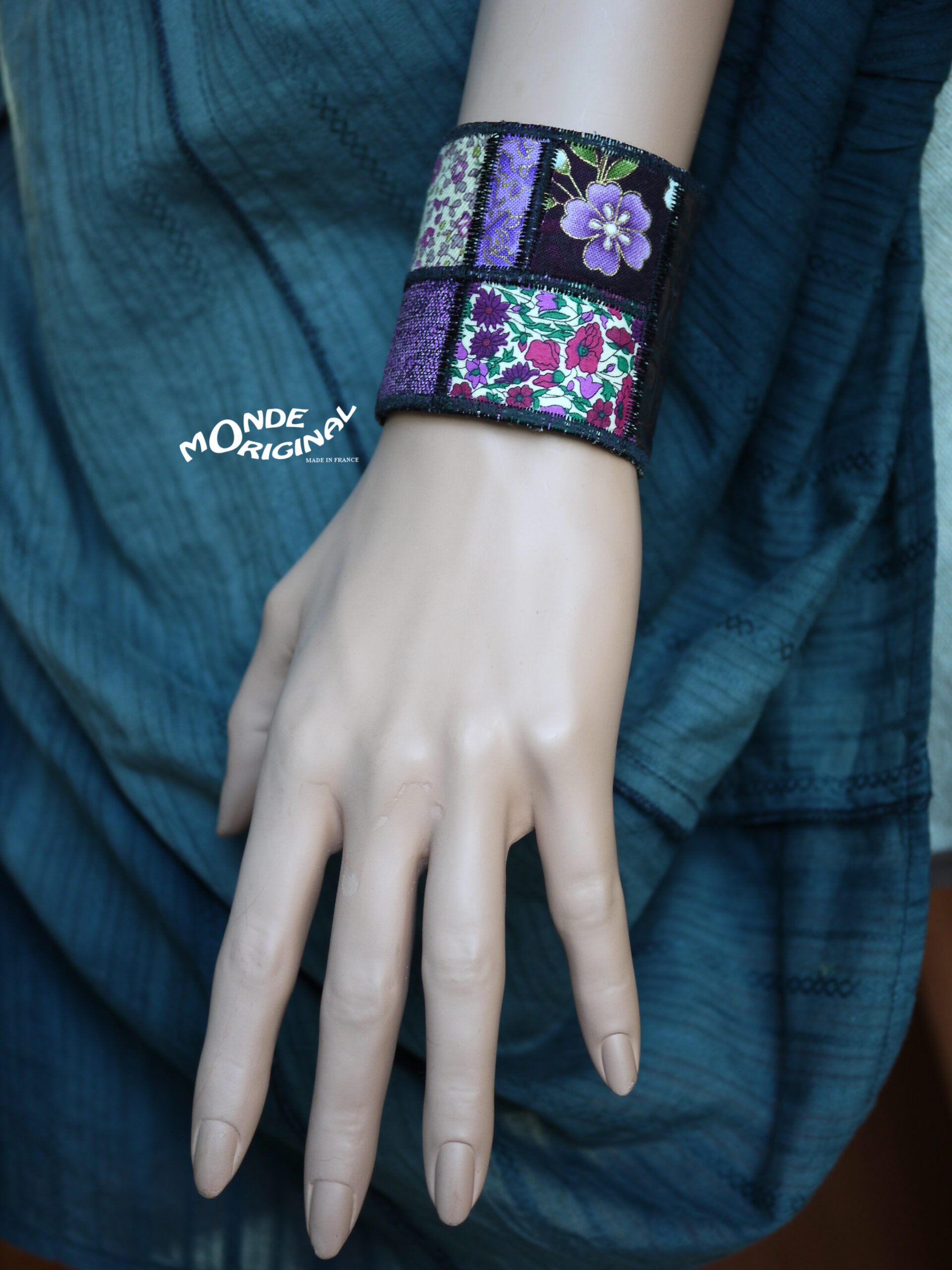 Bracelet manchette en tissu liberty et japonais brodé tons violet – Image 4