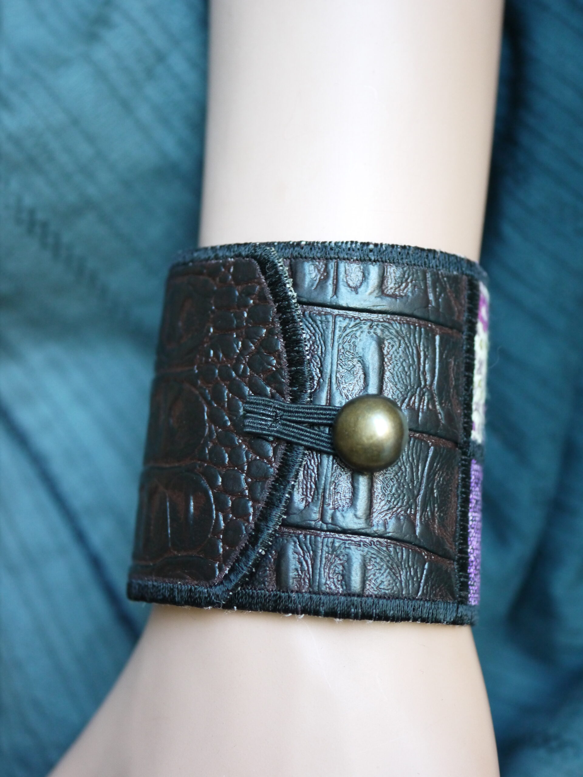 Bracelet manchette en tissu liberty et japonais brodé tons violet – Image 5