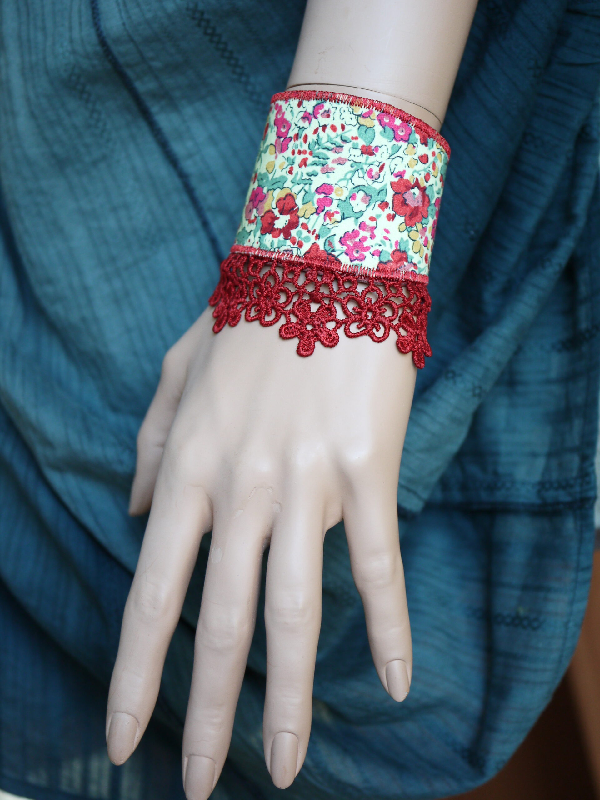 Bracelet manchette en cuir et tissu liberty Tatum – Image 2