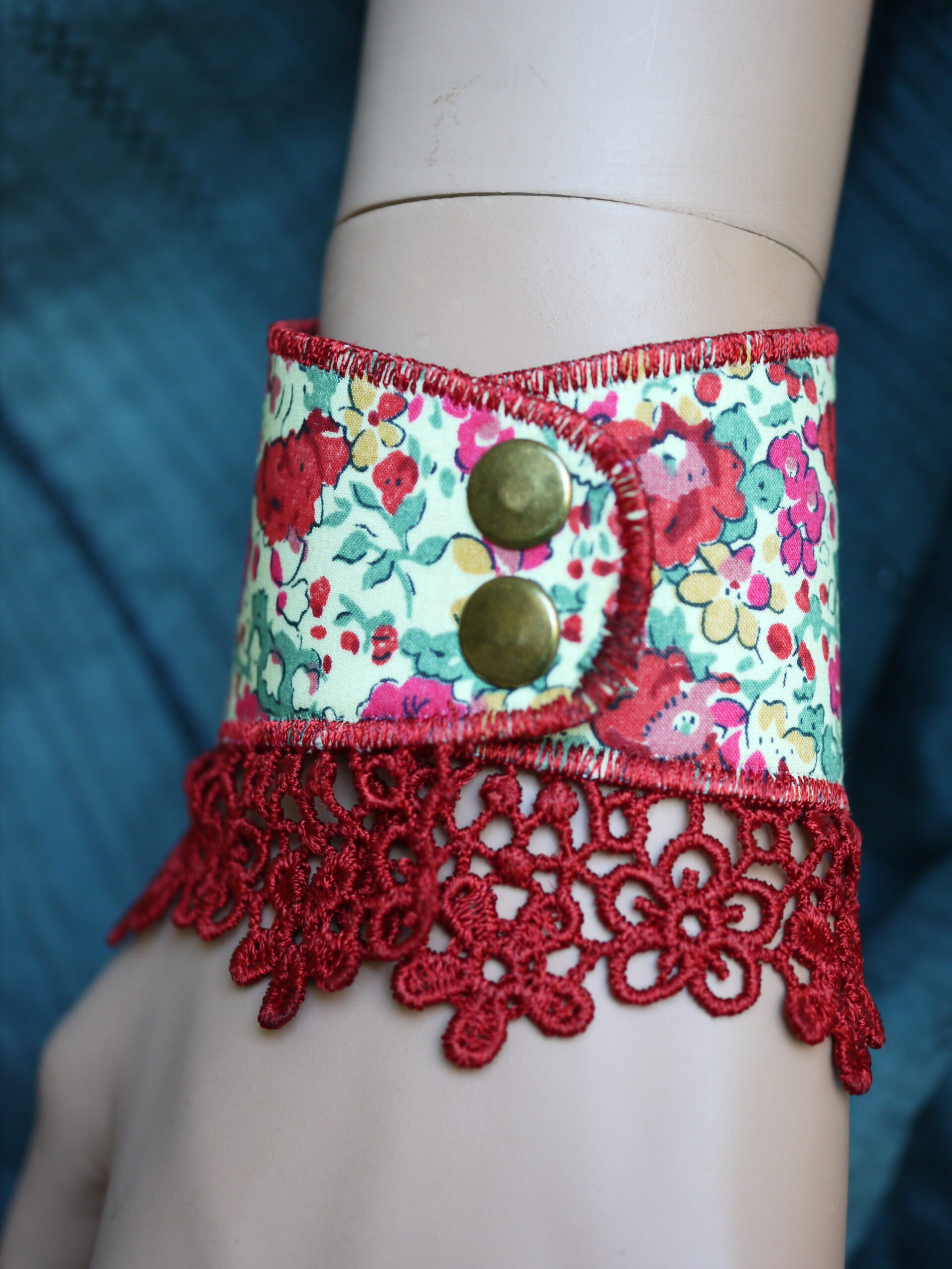 Bracelet manchette en cuir et tissu liberty Tatum – Image 3