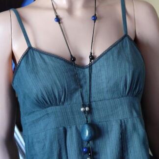 Sautoir avec perles en tagua tons bleus noir
