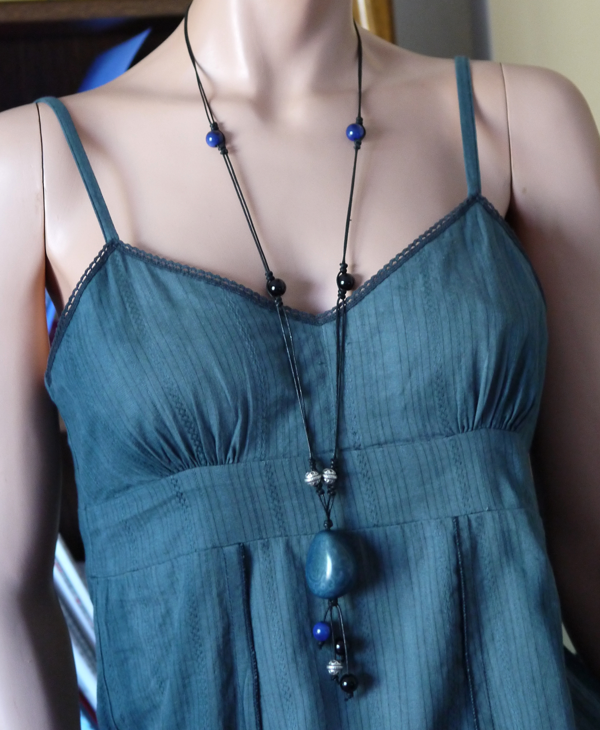 Sautoir avec perles en tagua tons bleus noir