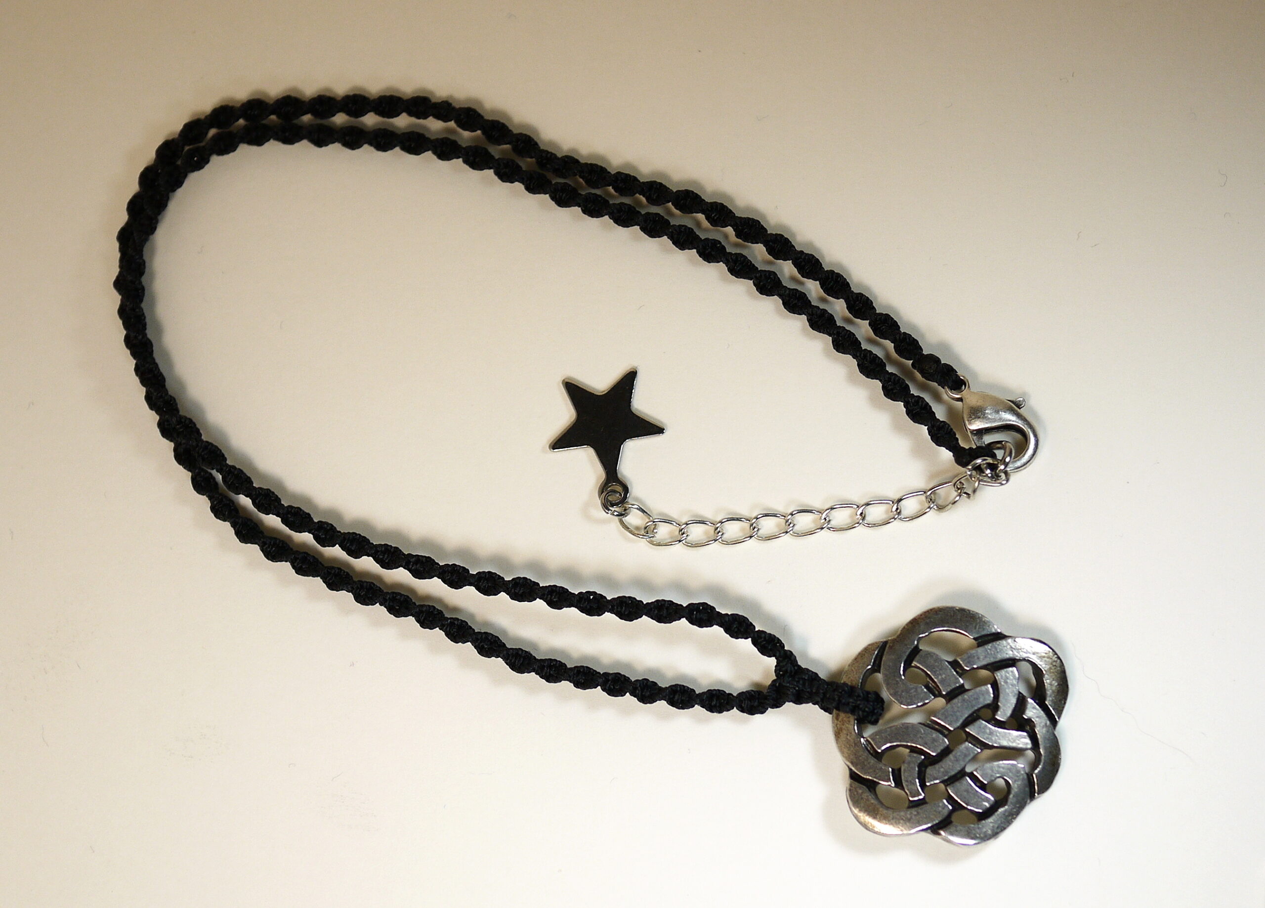 Collier pendentif celtique en métal et macramé noir (RÉSERVÉ) – Image 2
