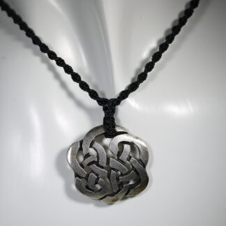 Collier pendentif celtique en métal et macramé noir (RÉSERVÉ)