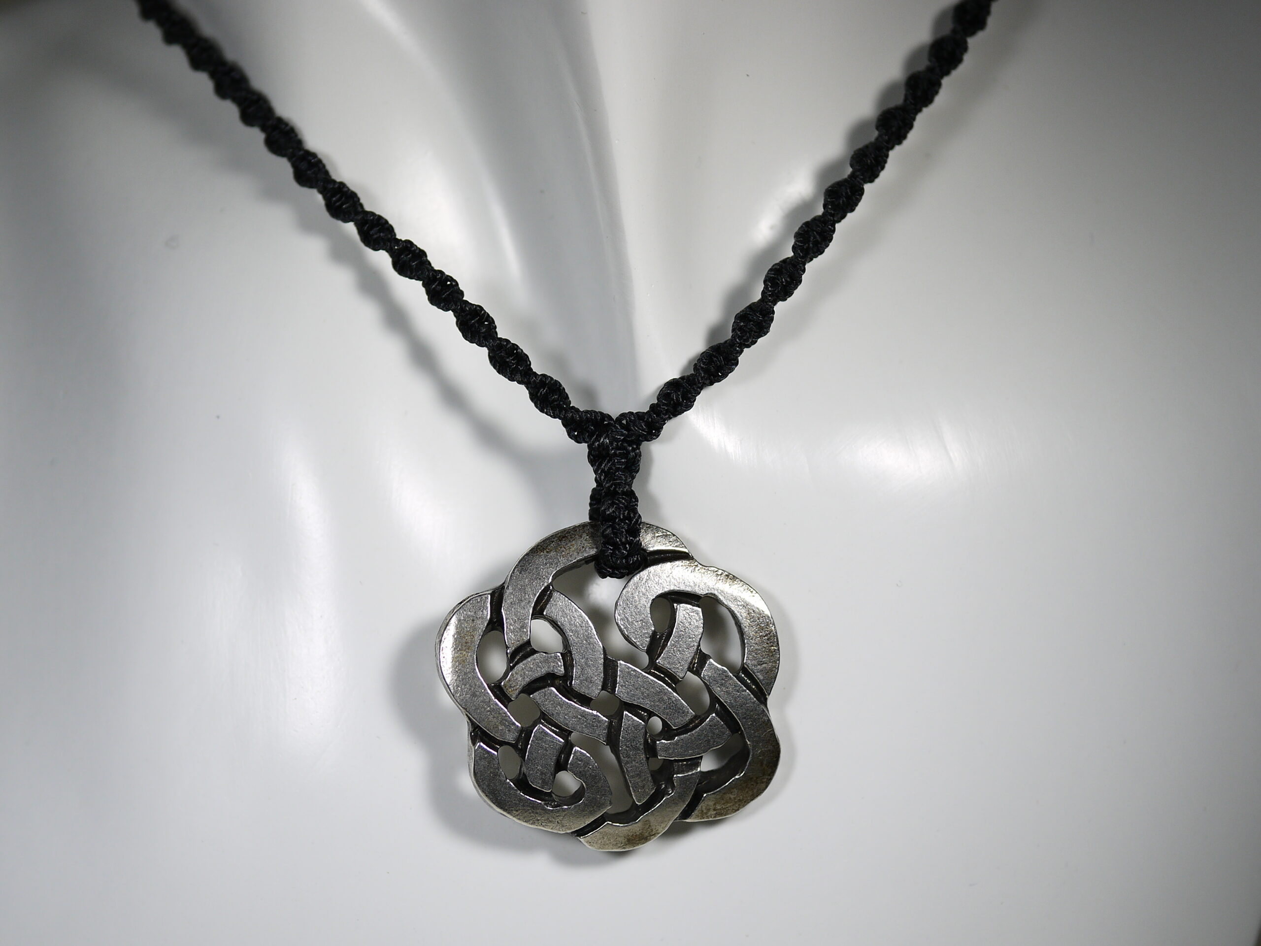 Collier pendentif celtique en métal et macramé noir (RÉSERVÉ)