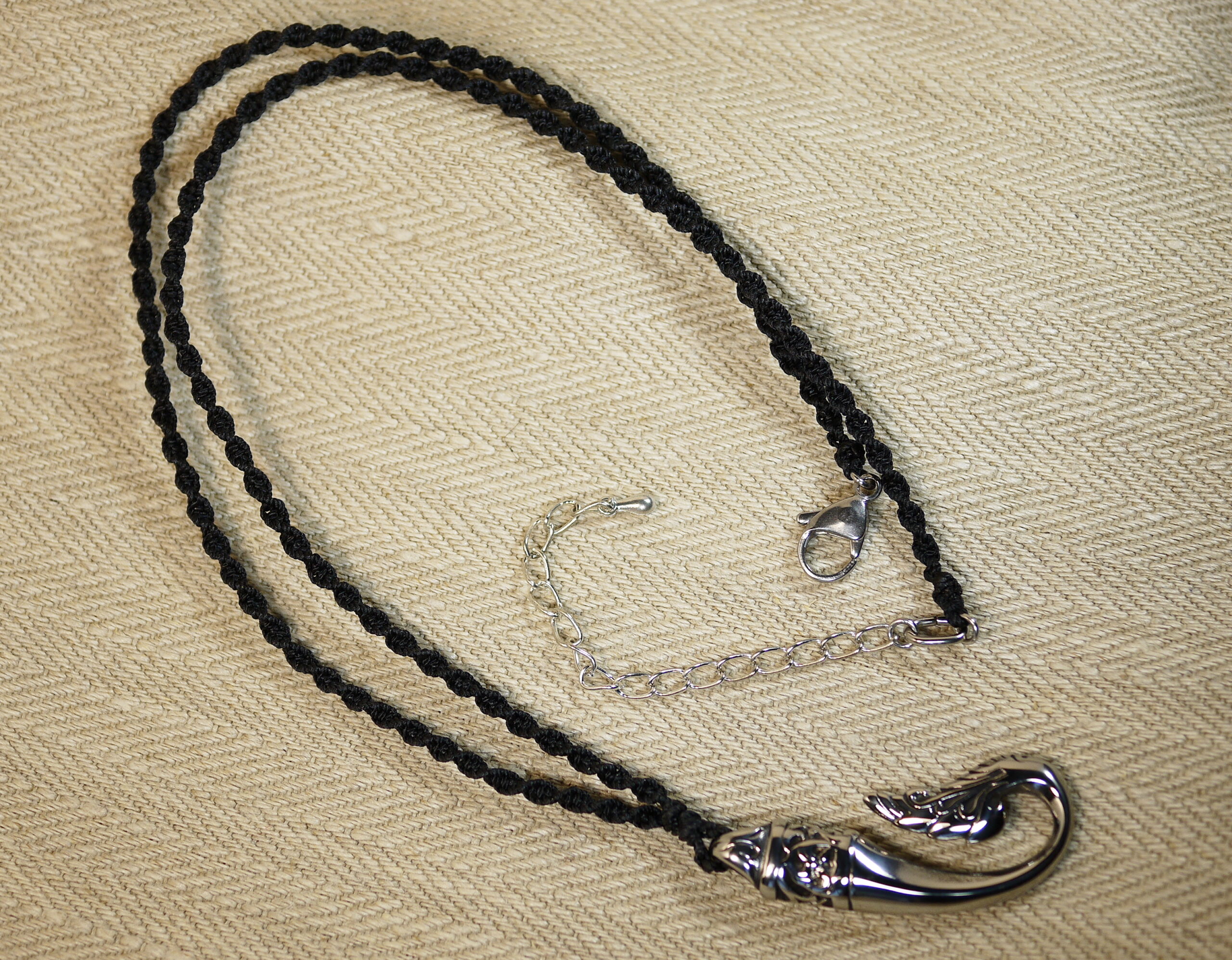 Collier pendentif style maori en métal,Bijoux pour hommes, Collier unisexe noir et métal, Collier pour hommes, Collier de surfeur – Image 2