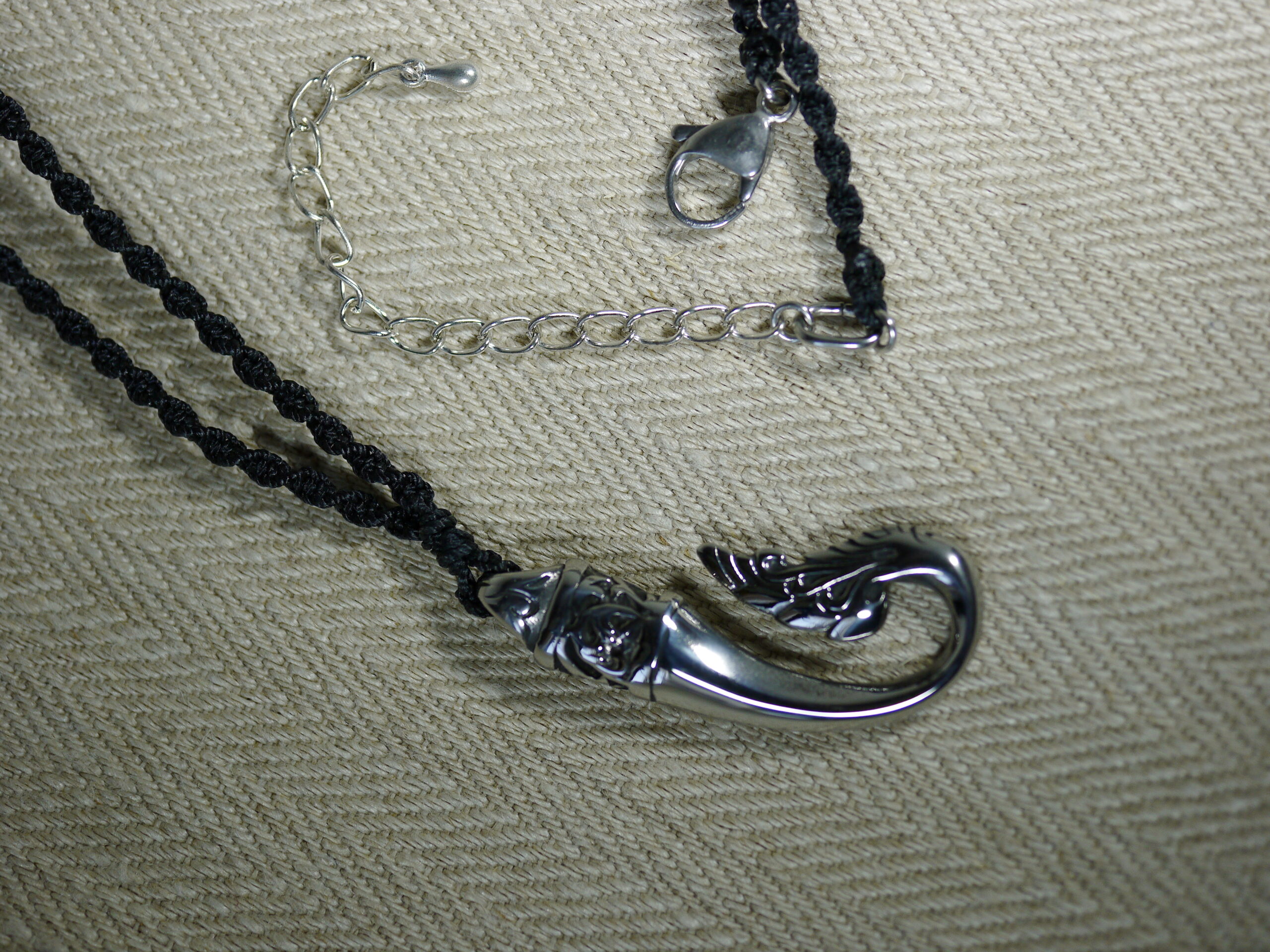 Collier pendentif style maori en métal,Bijoux pour hommes, Collier unisexe noir et métal, Collier pour hommes, Collier de surfeur – Image 3