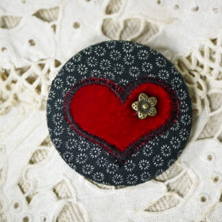 Broche brodée cœur rouge, broche en tissu brodée, broche cœur brodé