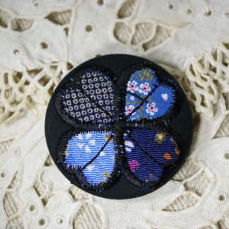 Broche brodée trèfle en tissu japonais, broche en tissu brodée, broche trèfle brodé