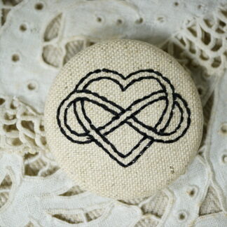 Broche brodée amour infini, broche en tissu brodée, broche cœur brodé