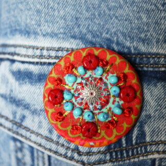 Broche brodée main rouge multicolore, broche en tissu brodée, broche textile