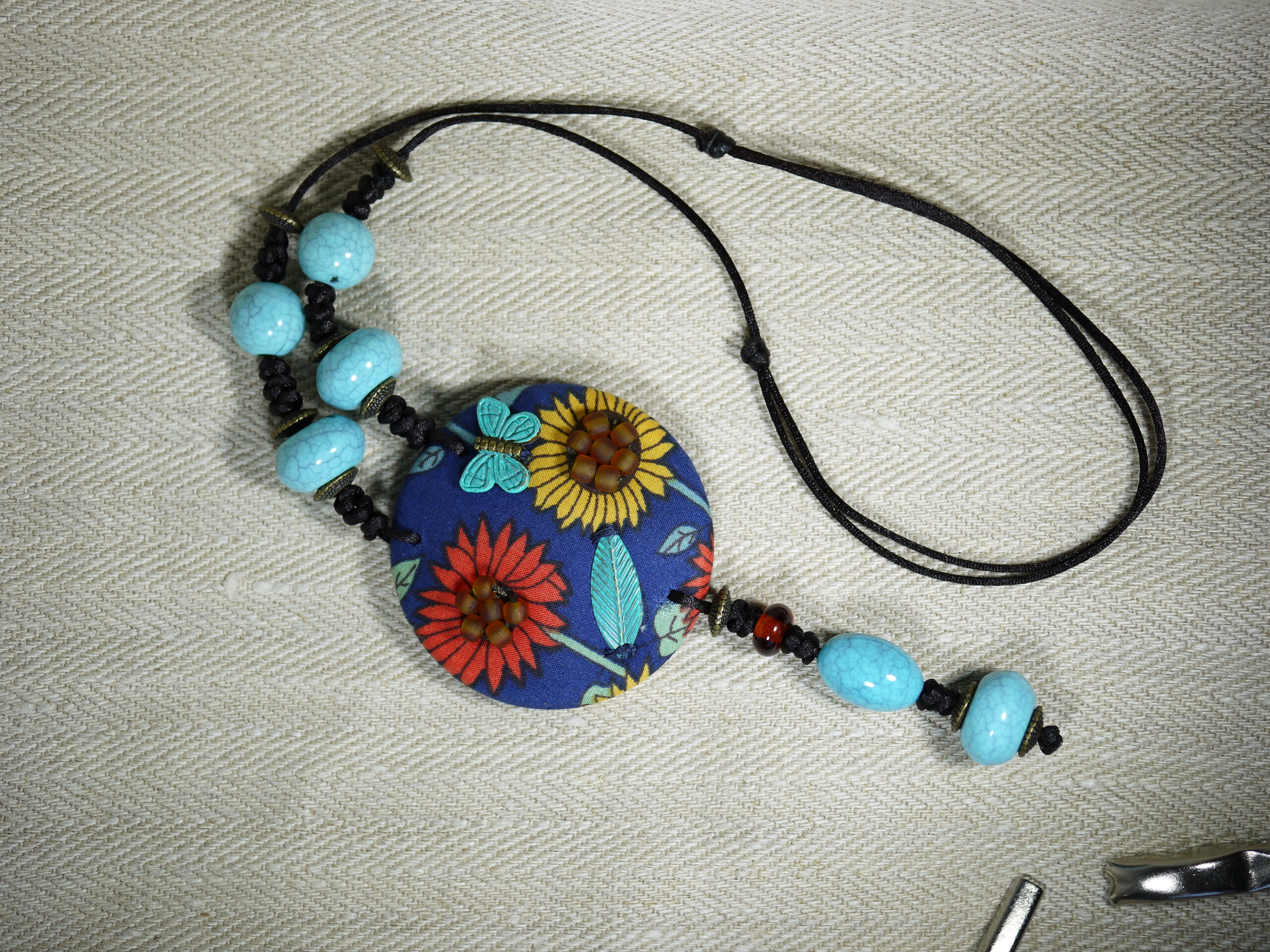 Collier artisanal tournesols, collier en tissu tournesols, collier fait main en tissu – Image 2