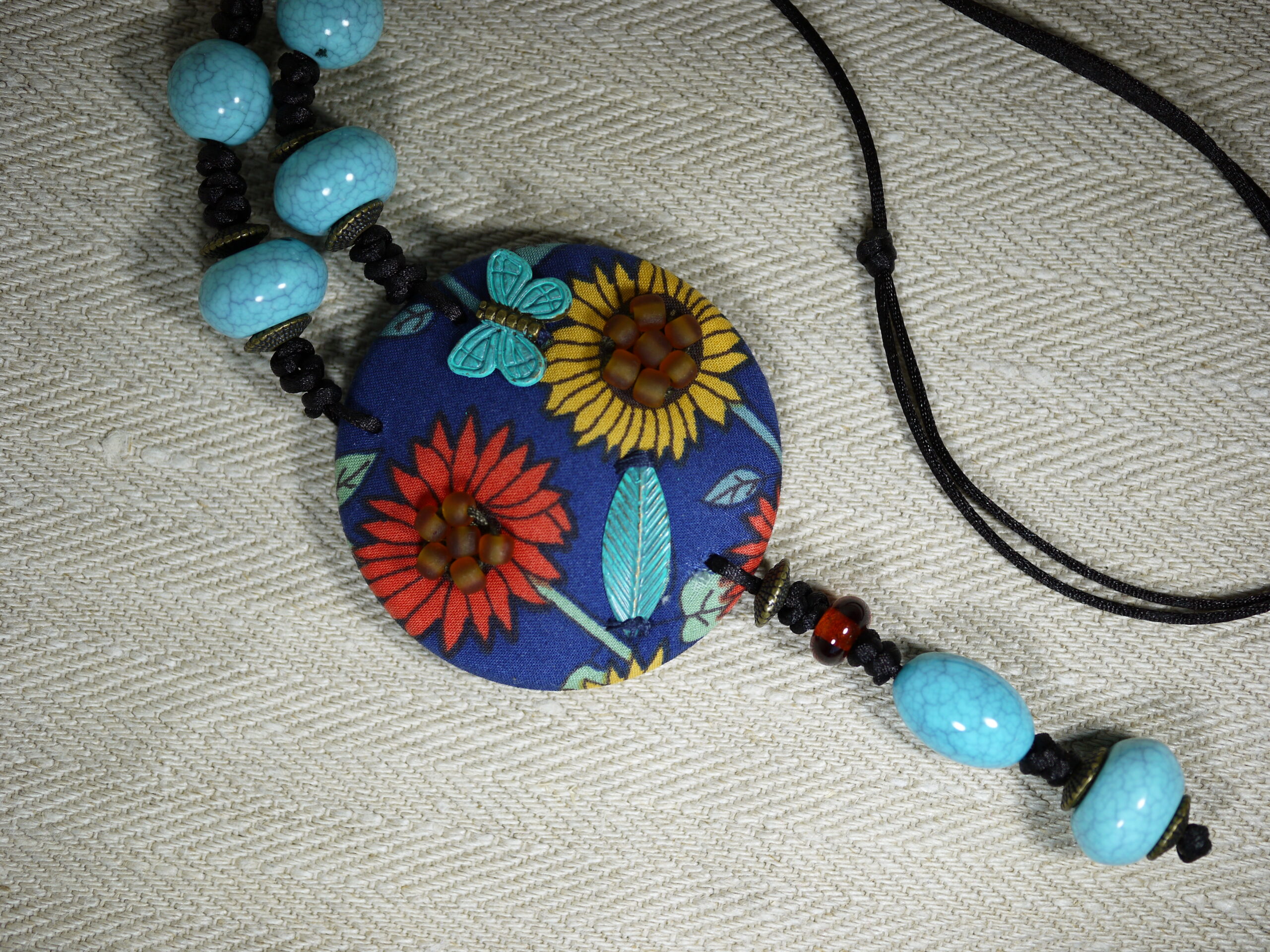 Collier artisanal tournesols, collier en tissu tournesols, collier fait main en tissu – Image 3