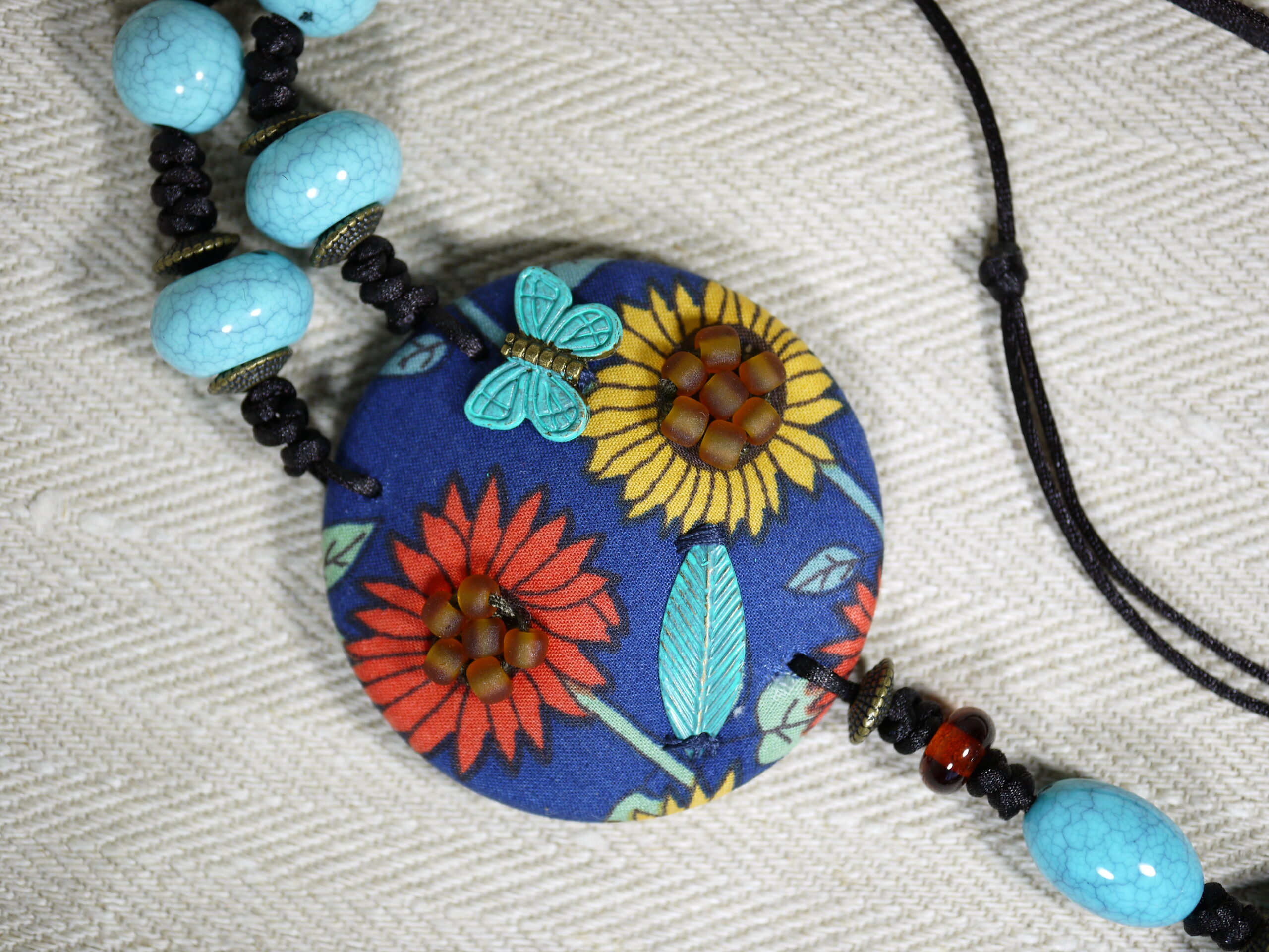 Collier artisanal tournesols, collier en tissu tournesols, collier fait main en tissu – Image 4
