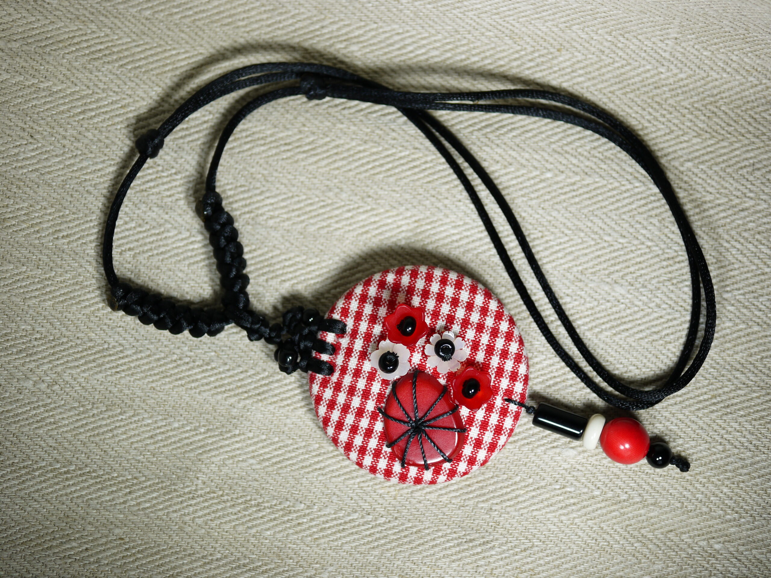 Collier artisanal rouge, collier en tissu japonais, collier fait main en tissu – Image 2
