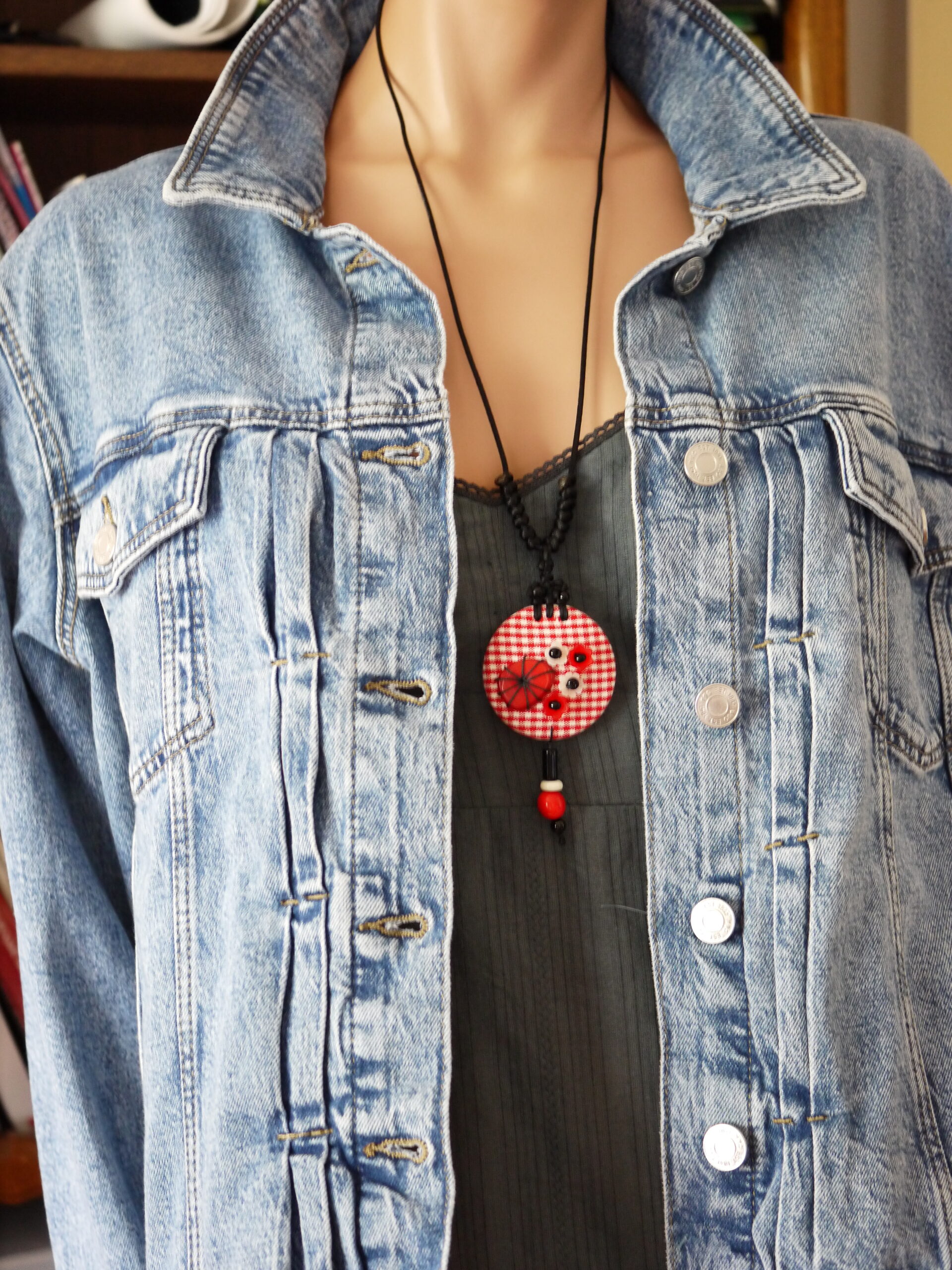 Collier artisanal rouge, collier en tissu japonais, collier fait main en tissu – Image 3