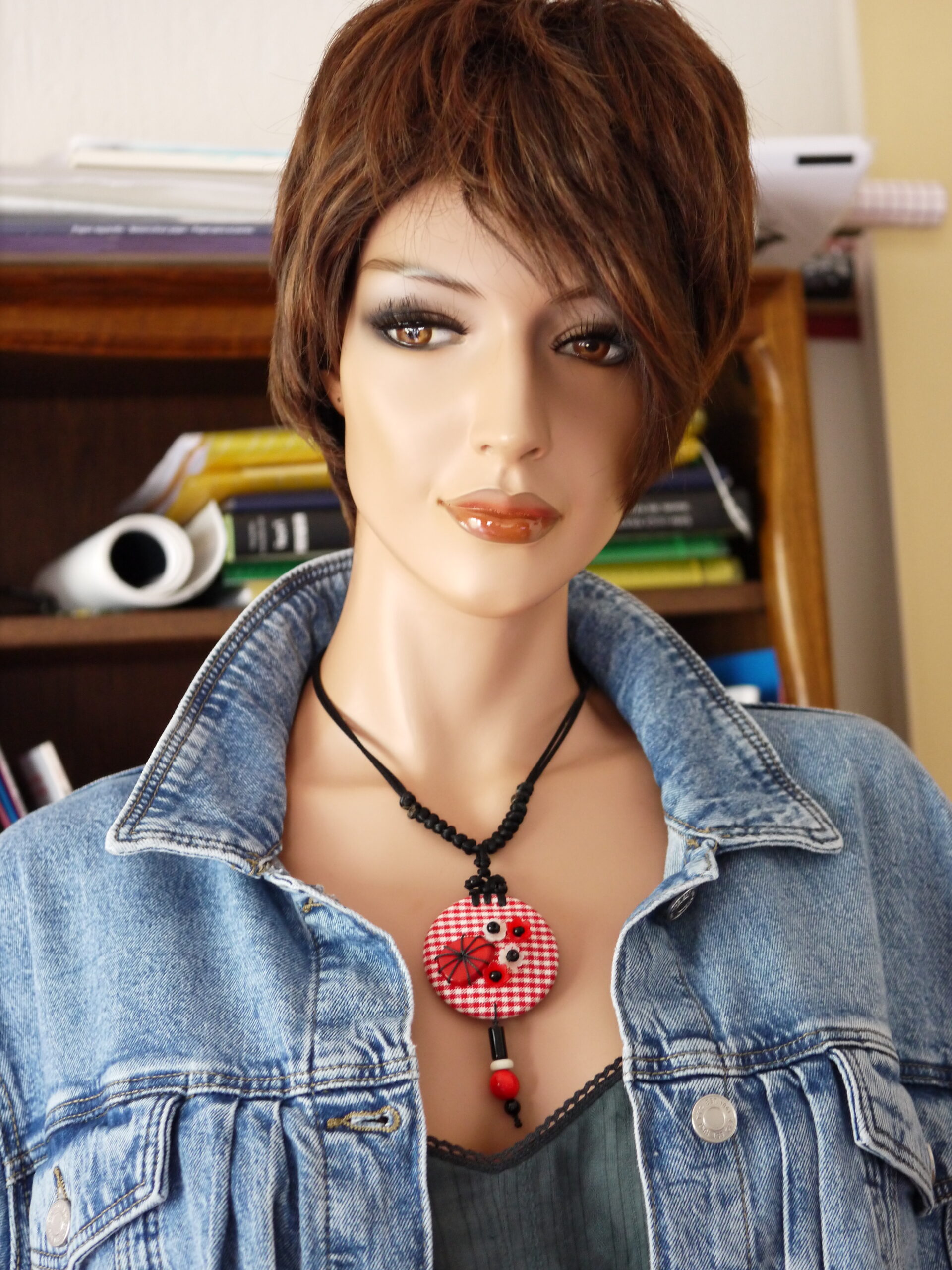 Collier artisanal rouge, collier en tissu japonais, collier fait main en tissu – Image 4