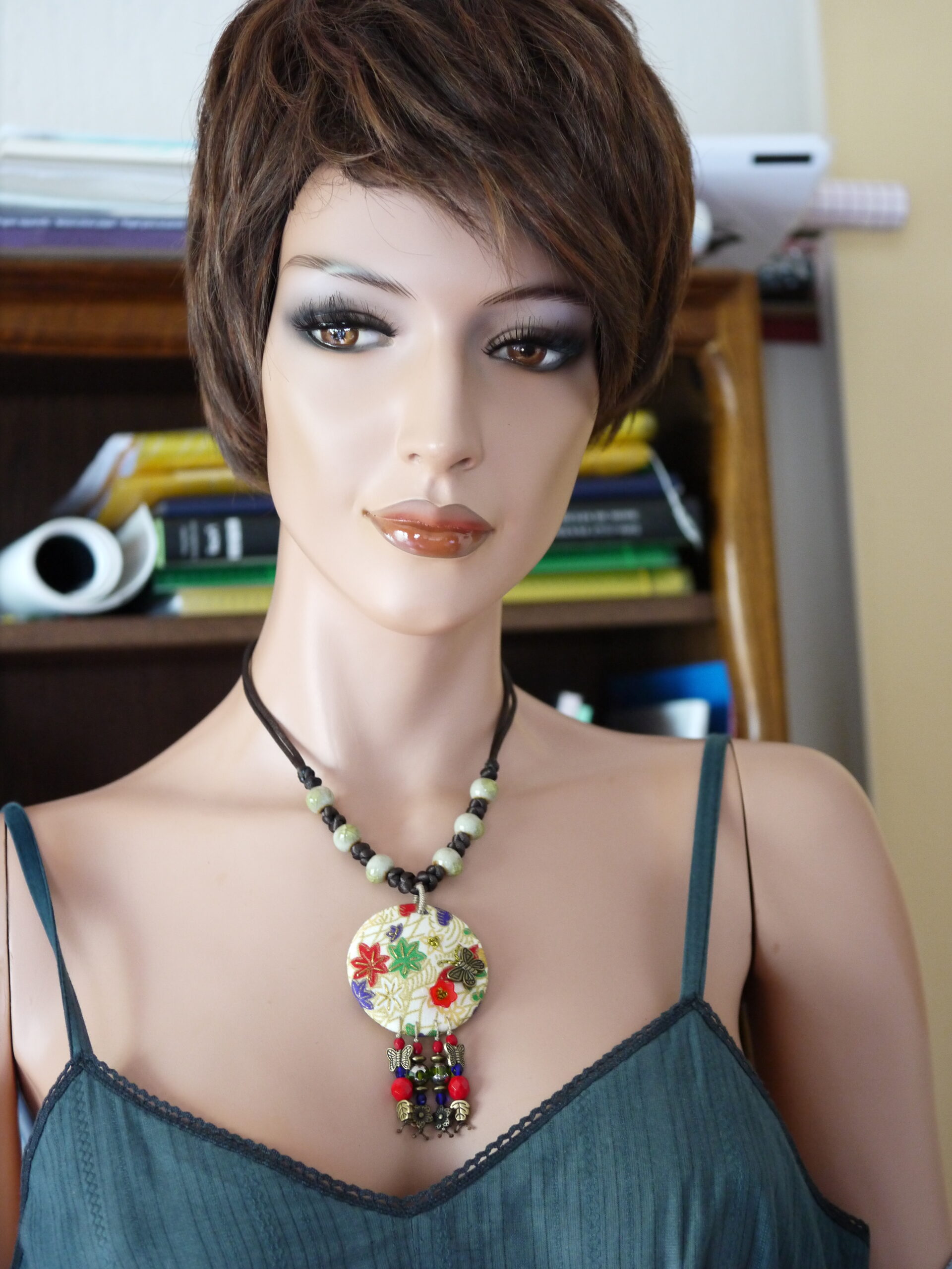 Collier artisanal brodé, collier en tissu japonais, collier fait main en tissu – Image 2