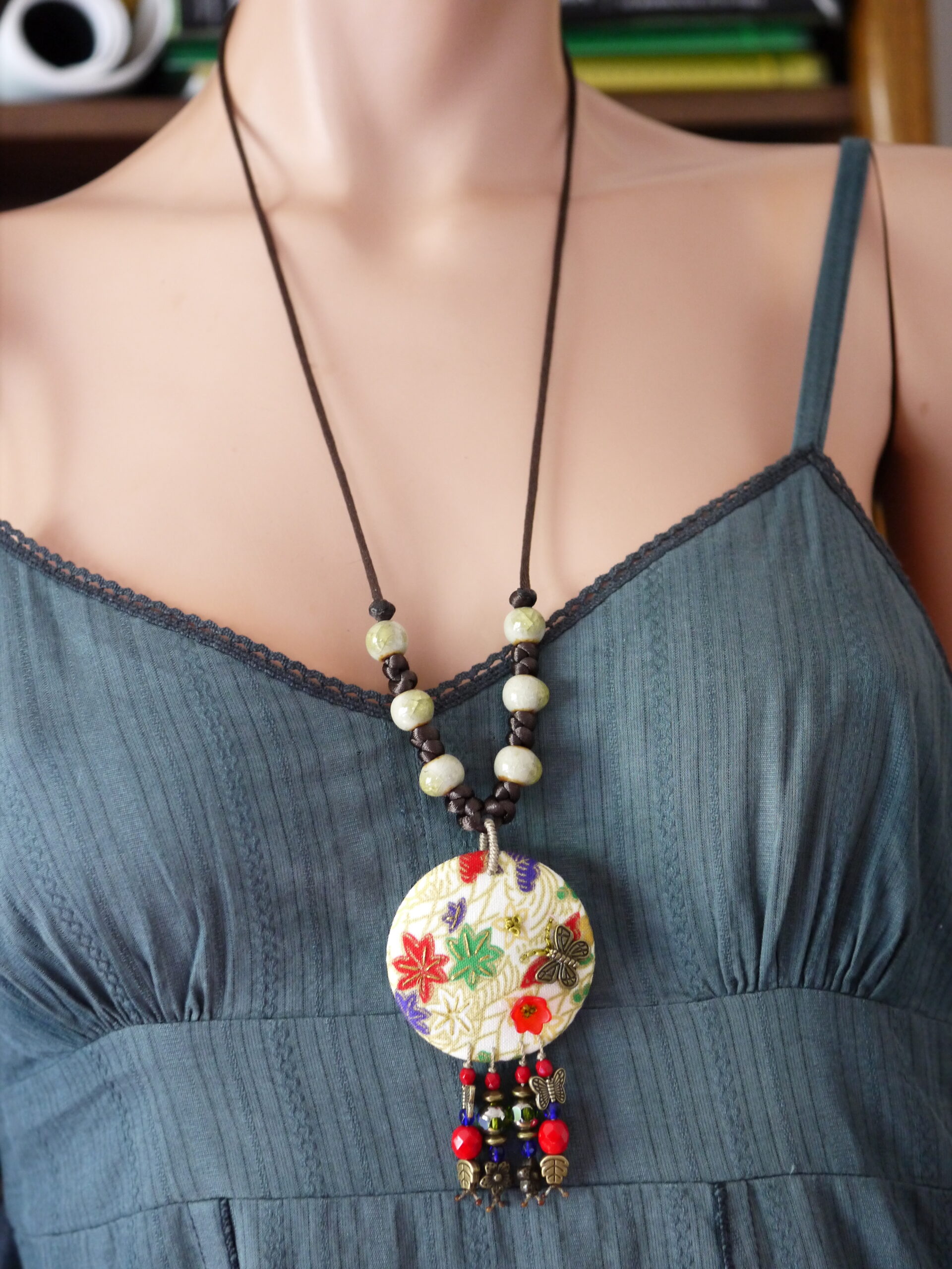 Collier brodé main en tissu japonais