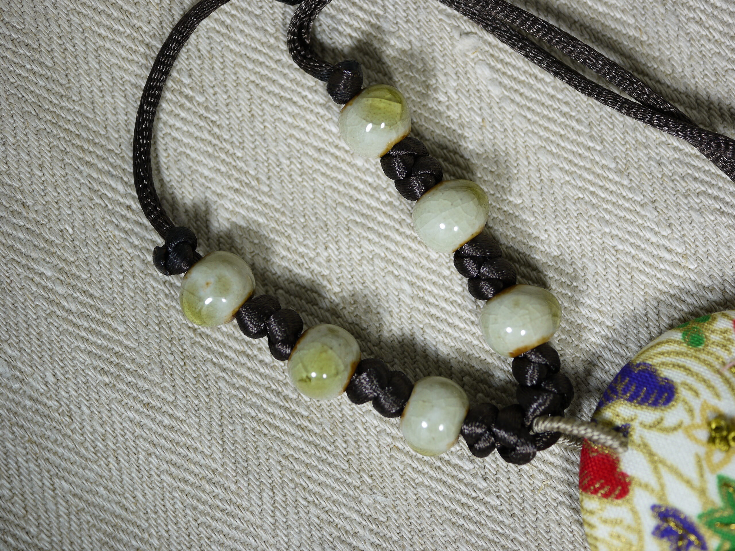 Collier artisanal brodé, collier en tissu japonais, collier fait main en tissu – Image 6