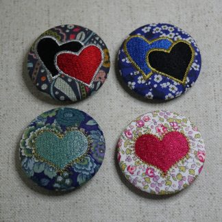 Broche brodée cœurs sur tissu liberty au choix