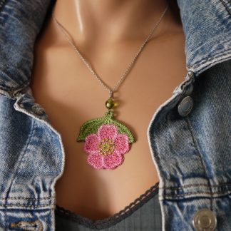 Collier pendentif fleur de cerisier en dentelle FSL