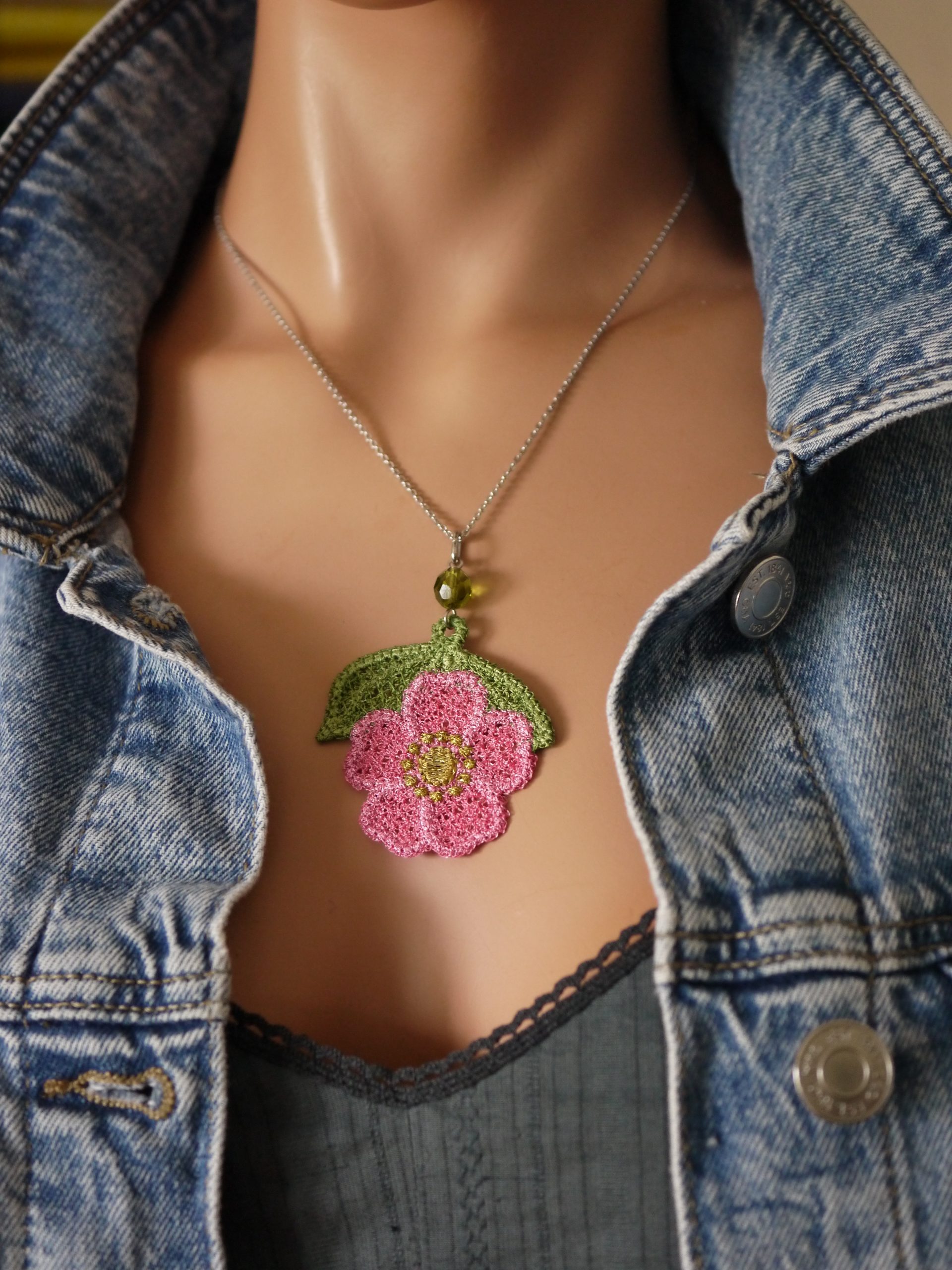 Collier pendentif fleur de cerisier en dentelle FSL
