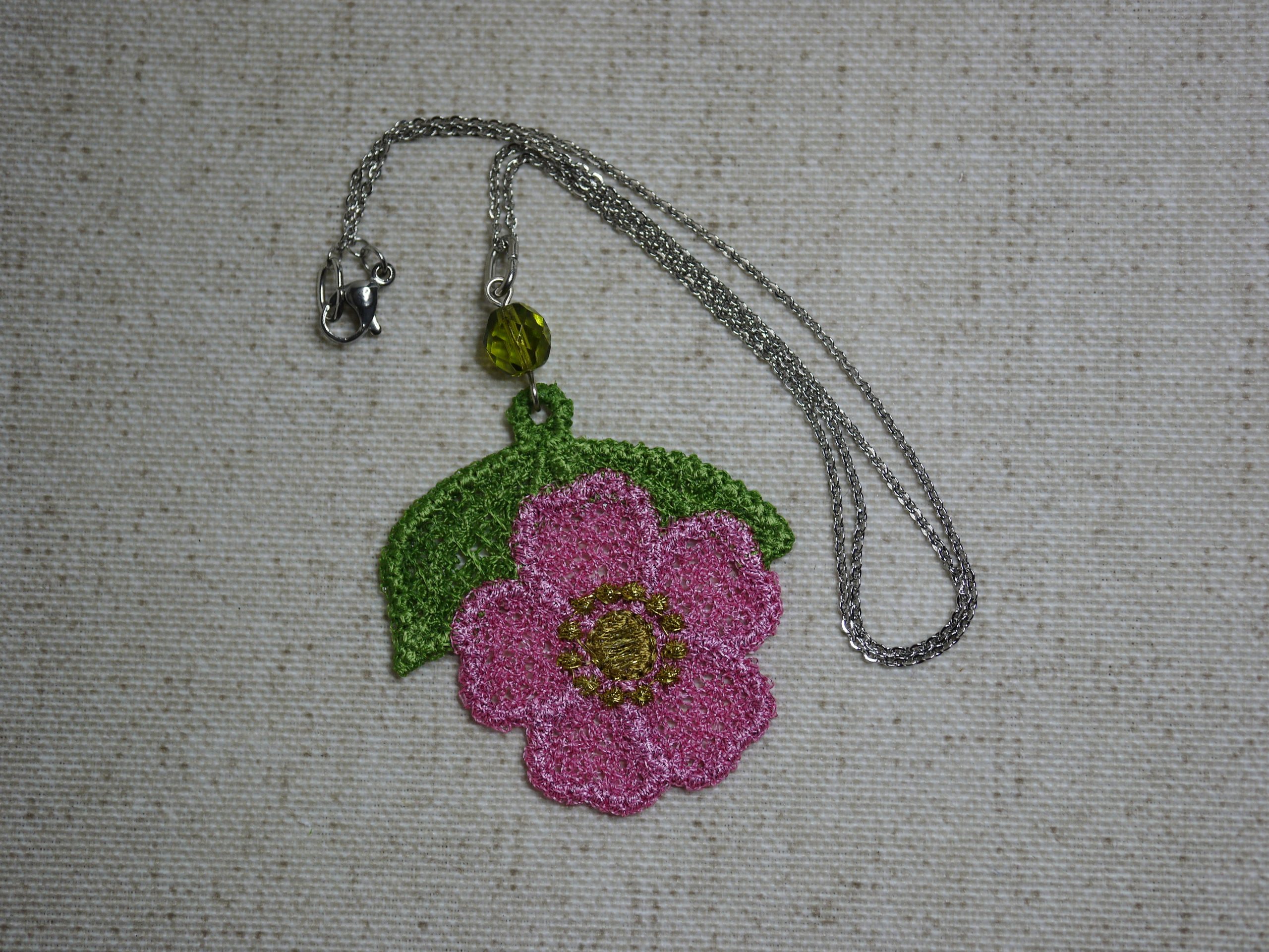 Collier pendentif fleur de cerisier en dentelle FSL – Image 2
